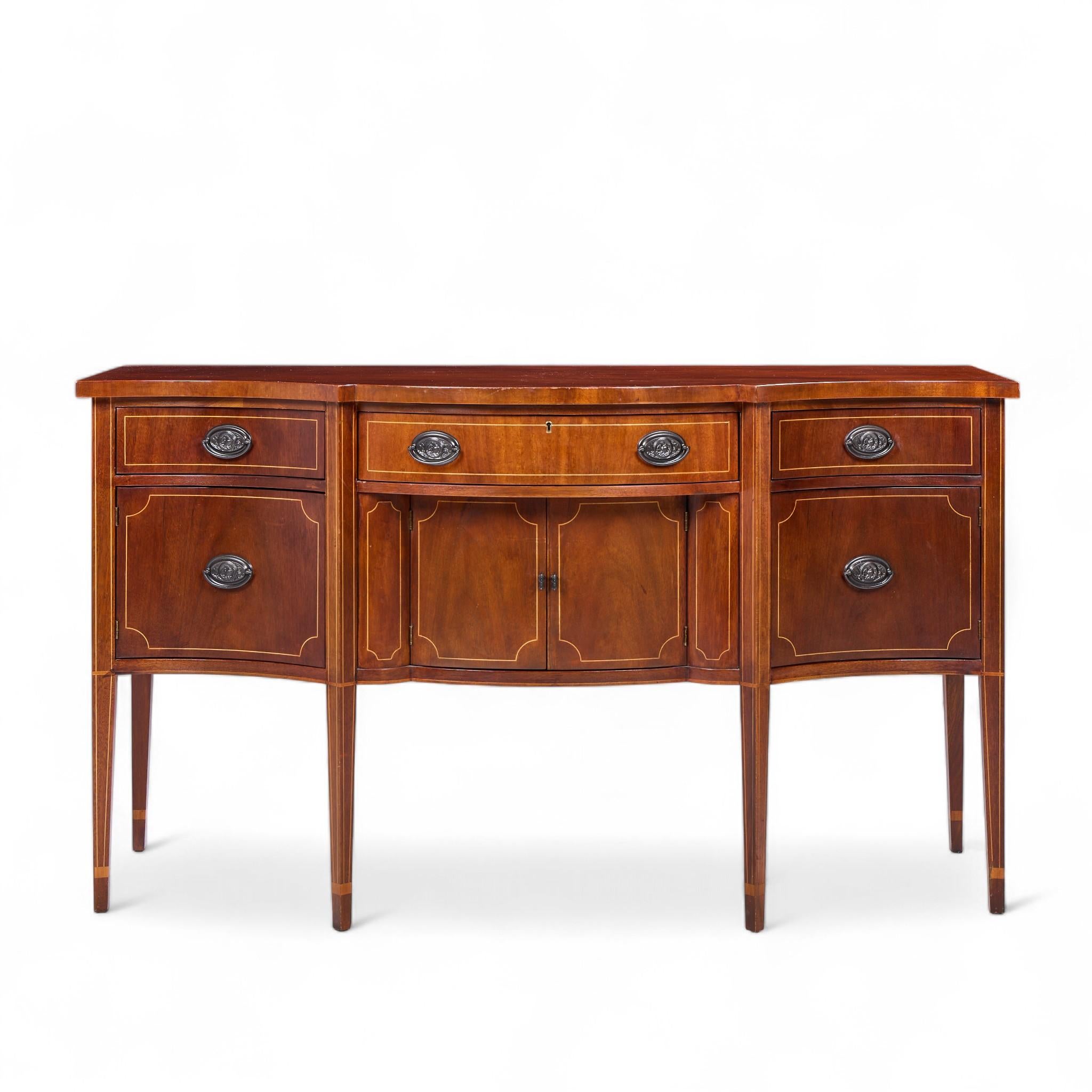 Baker Möbel Hepplewhite Mahagoni Bow Front Sideboard Credenza

Diese Anrichte misst: 65 breit x 26 tief x 37,25 Zoll hoch

Wir machen unsere Fotos in einem Studio mit kontrollierter Beleuchtung, um so viele Details wie möglich zu zeigen. Wir