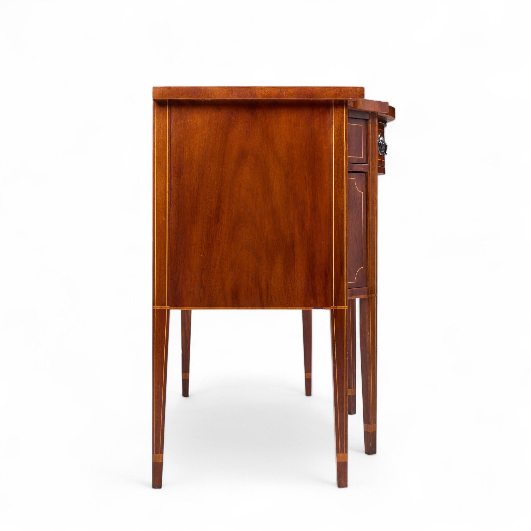 Baker Möbel Hepplewhite Mahagoni Bow Front Sideboard Credenza im Zustand „Gut“ im Angebot in Franklin Park, IL