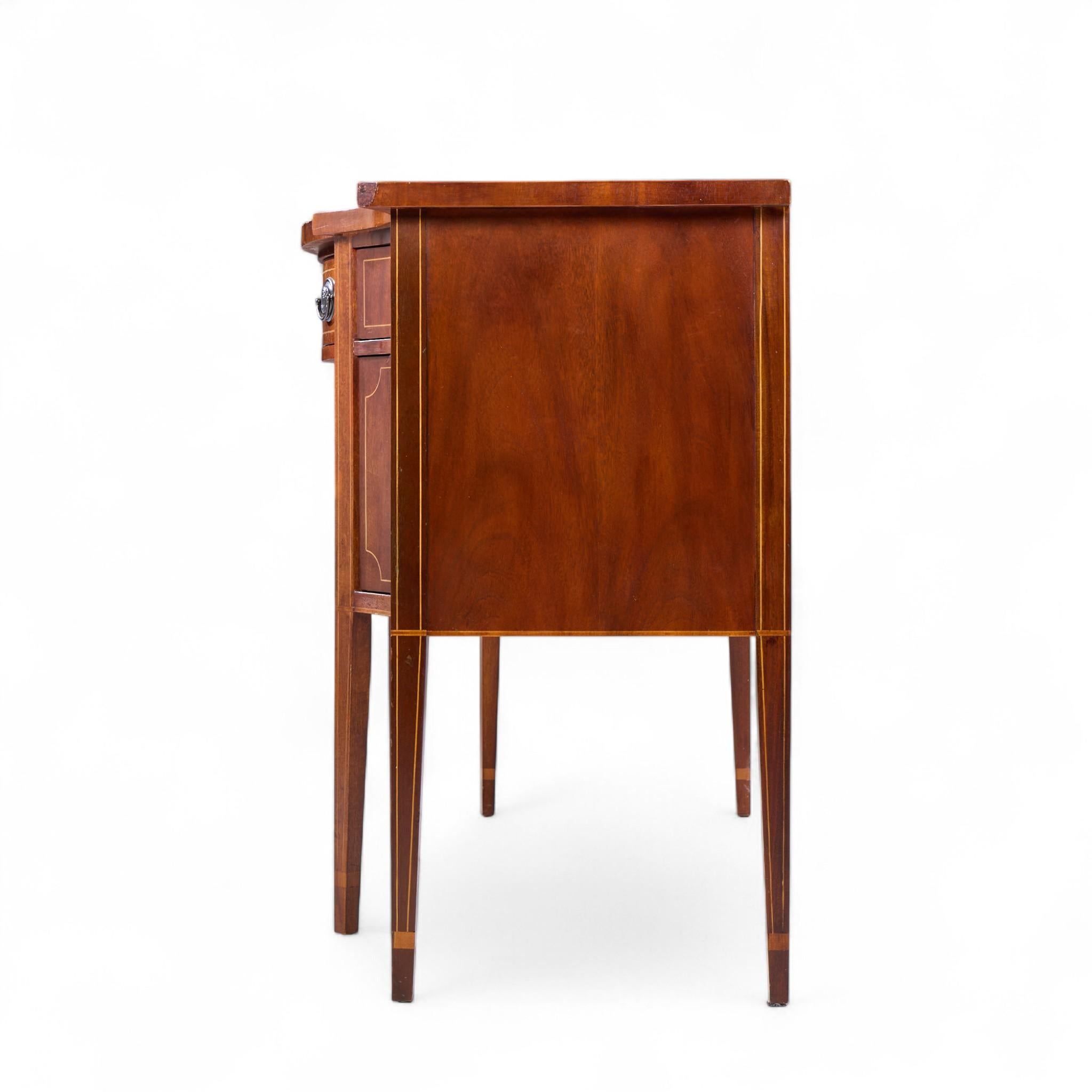 Baker Möbel Hepplewhite Mahagoni Bow Front Sideboard Credenza (20. Jahrhundert) im Angebot