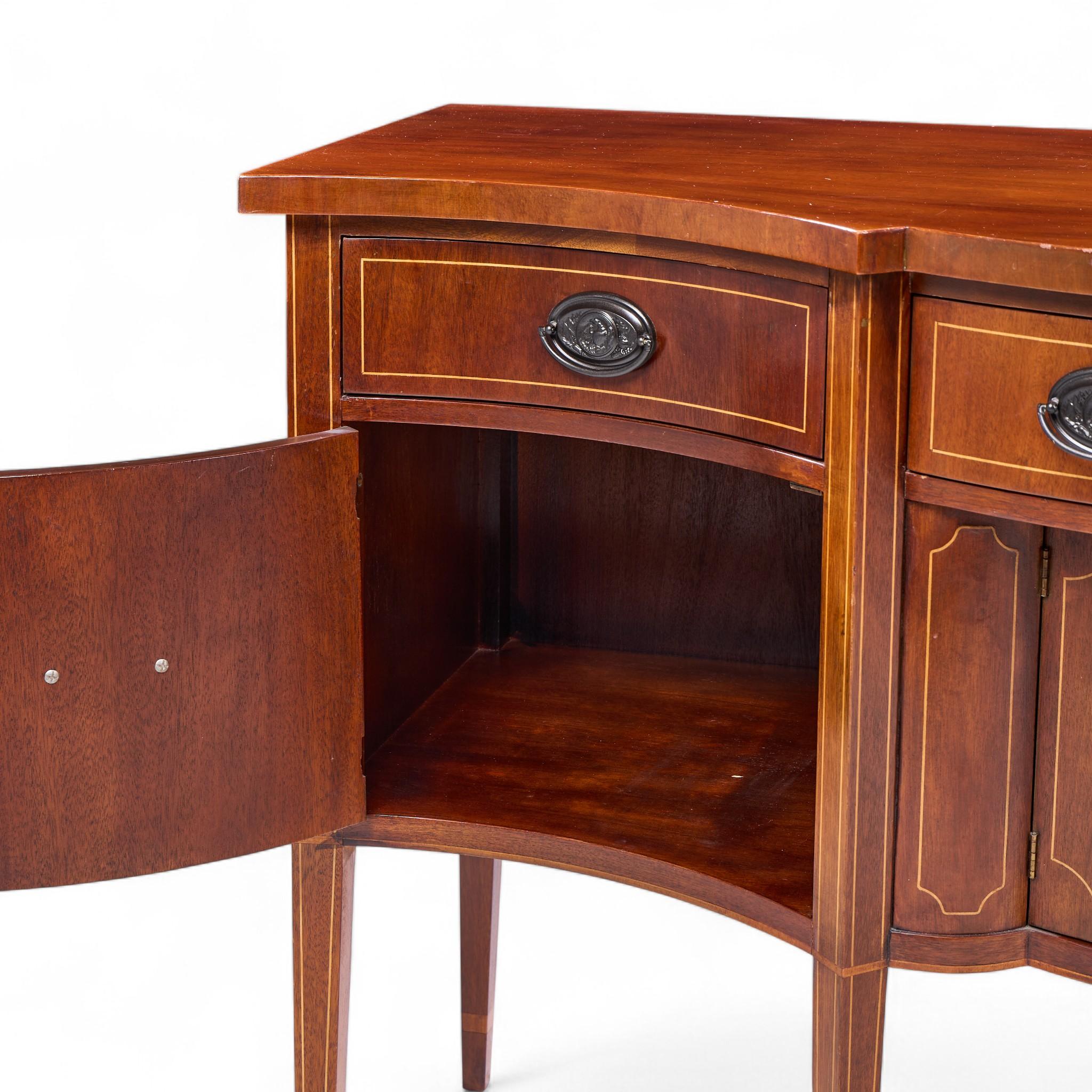 Baker Möbel Hepplewhite Mahagoni Bow Front Sideboard Credenza im Angebot 1