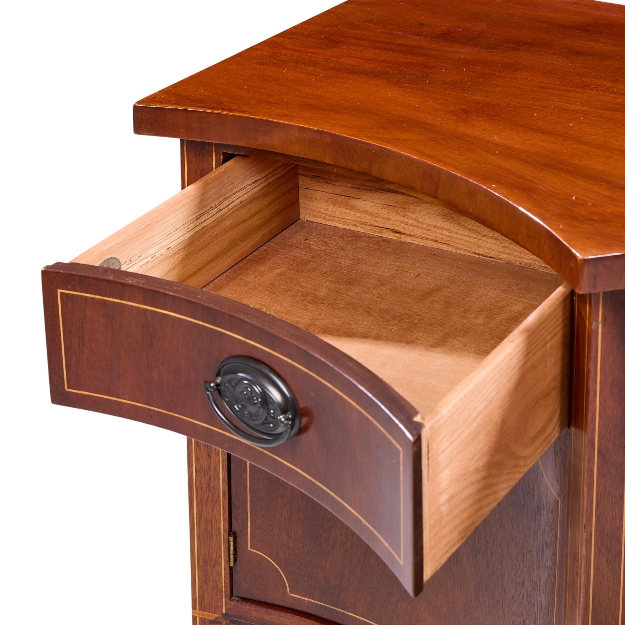 Baker Möbel Hepplewhite Mahagoni Bow Front Sideboard Credenza im Angebot 2