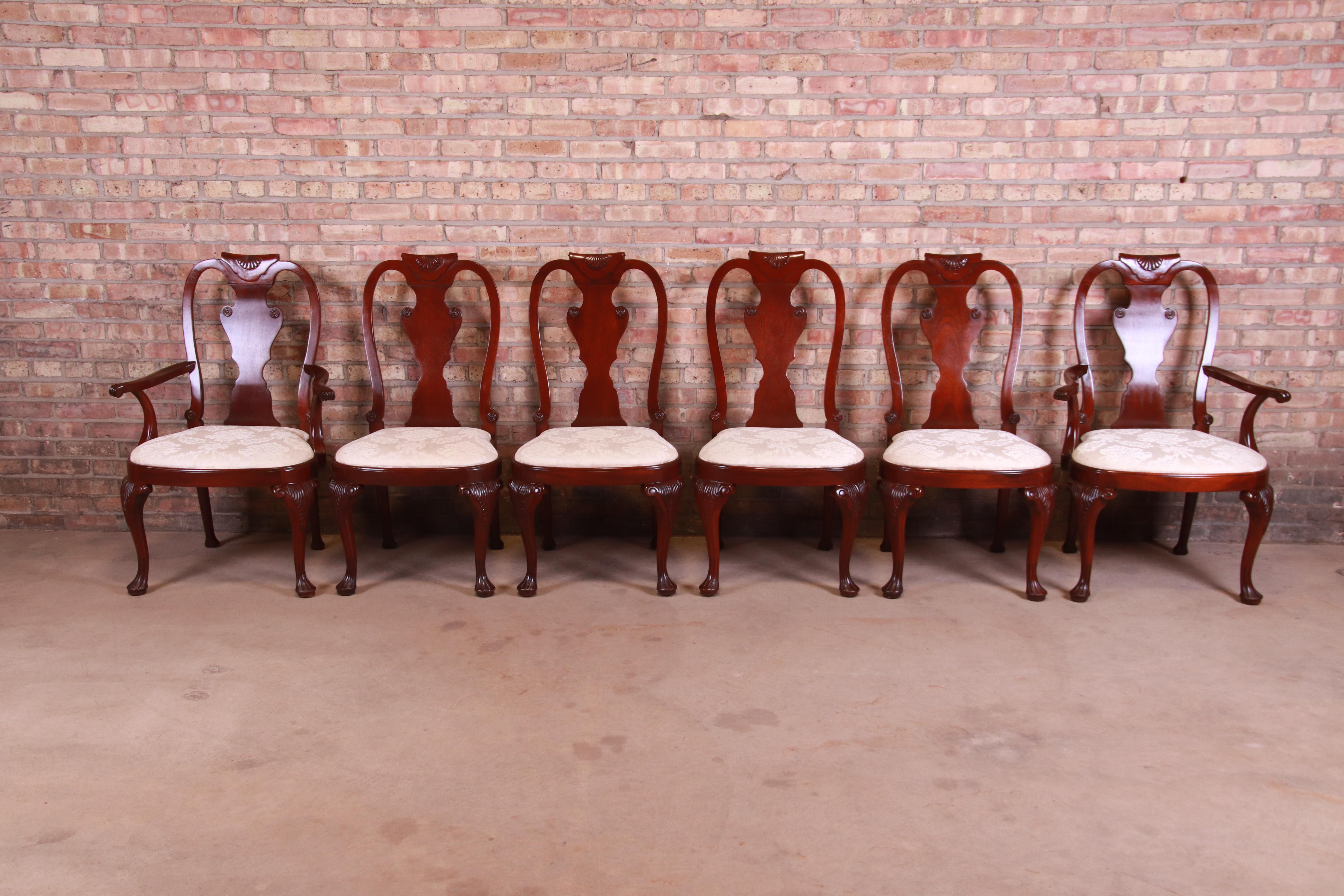 Magnifique ensemble de six chaises de salle à manger de style Queen Anne

Par Baker Furniture 