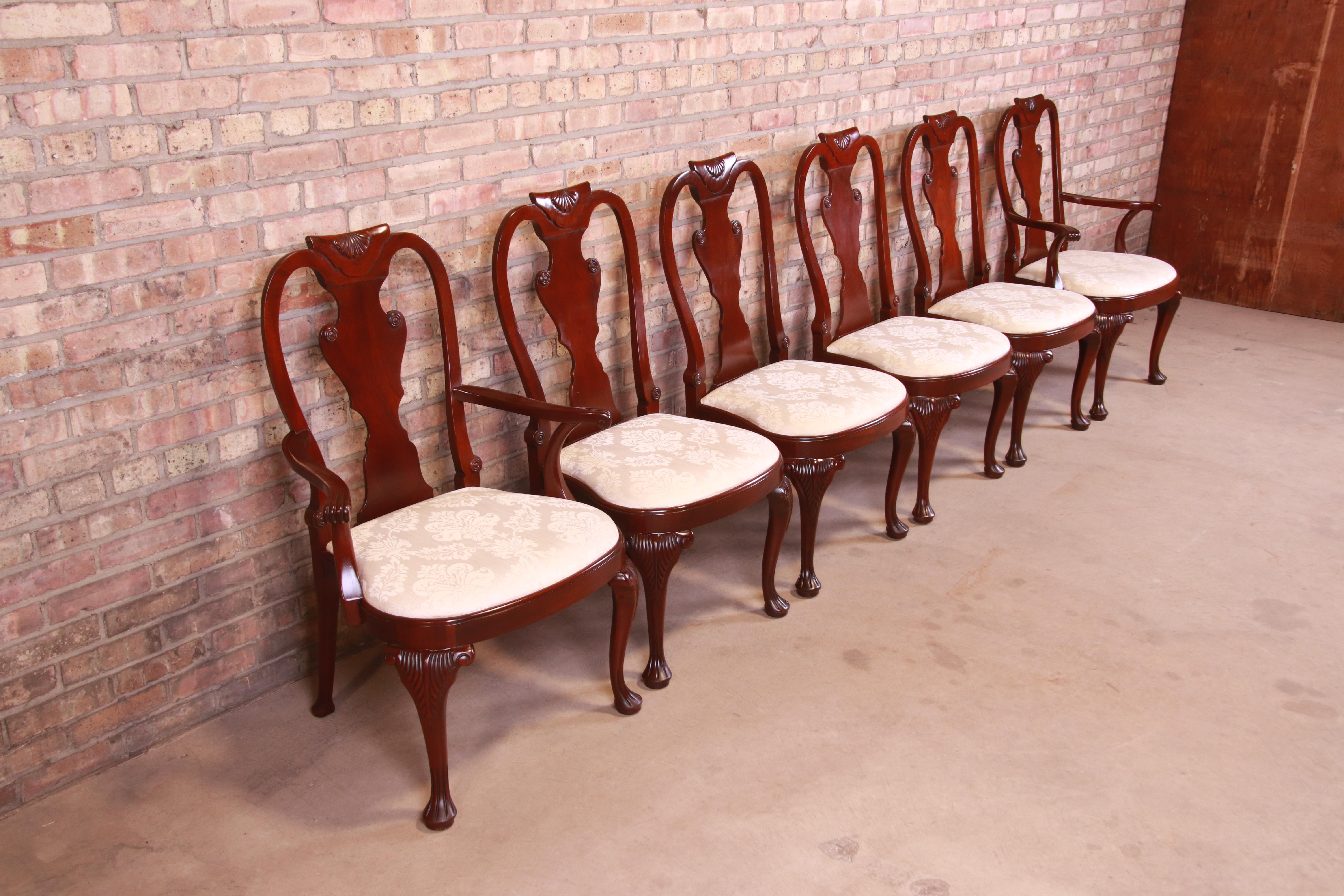 Baker Furniture - Ensemble de six chaises de salle à manger historiques en acajou sculpté de Charleston Bon état - En vente à South Bend, IN