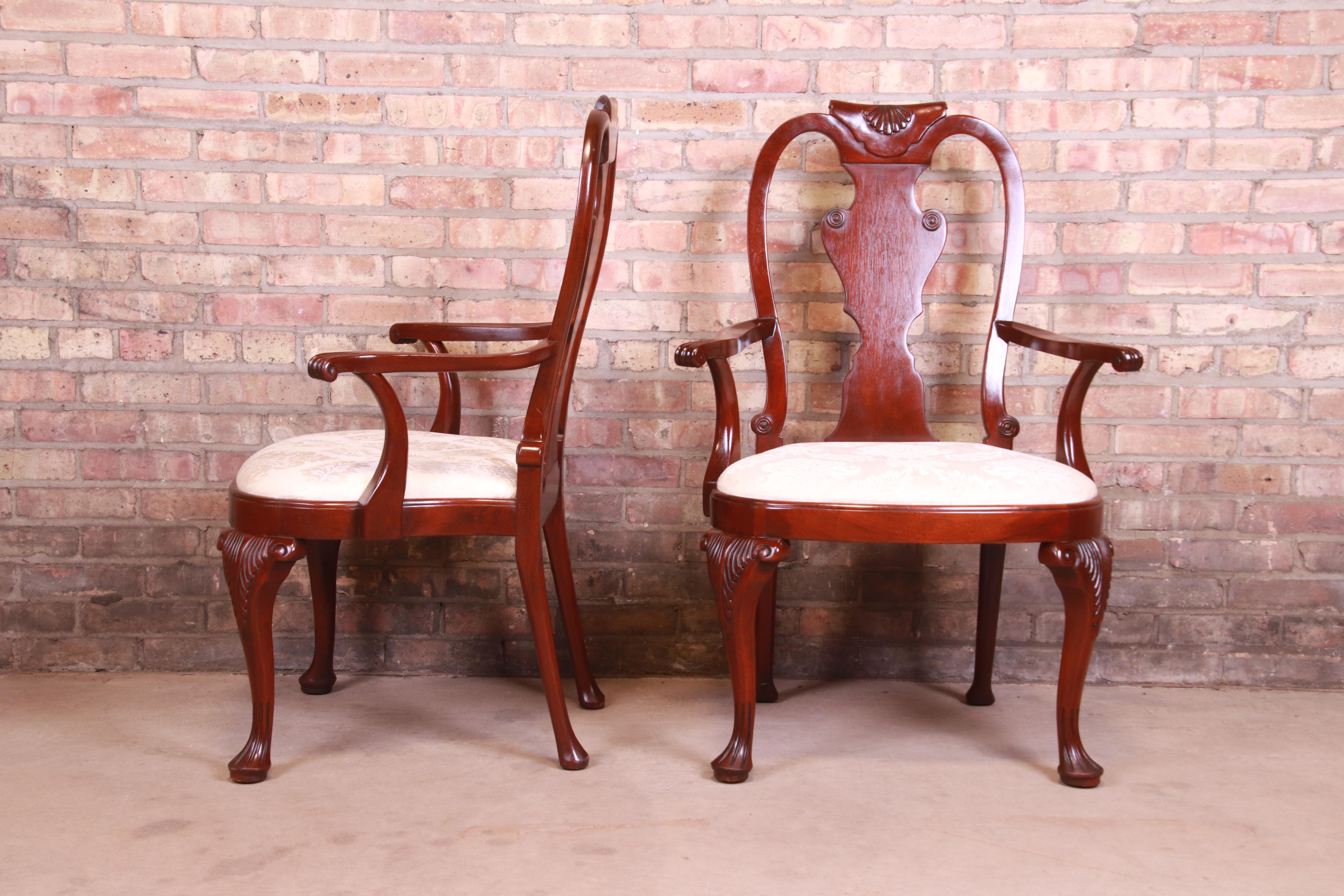 Juego de seis sillas de comedor de caoba tallada en el Charleston histórico de Baker Furniture en venta 1