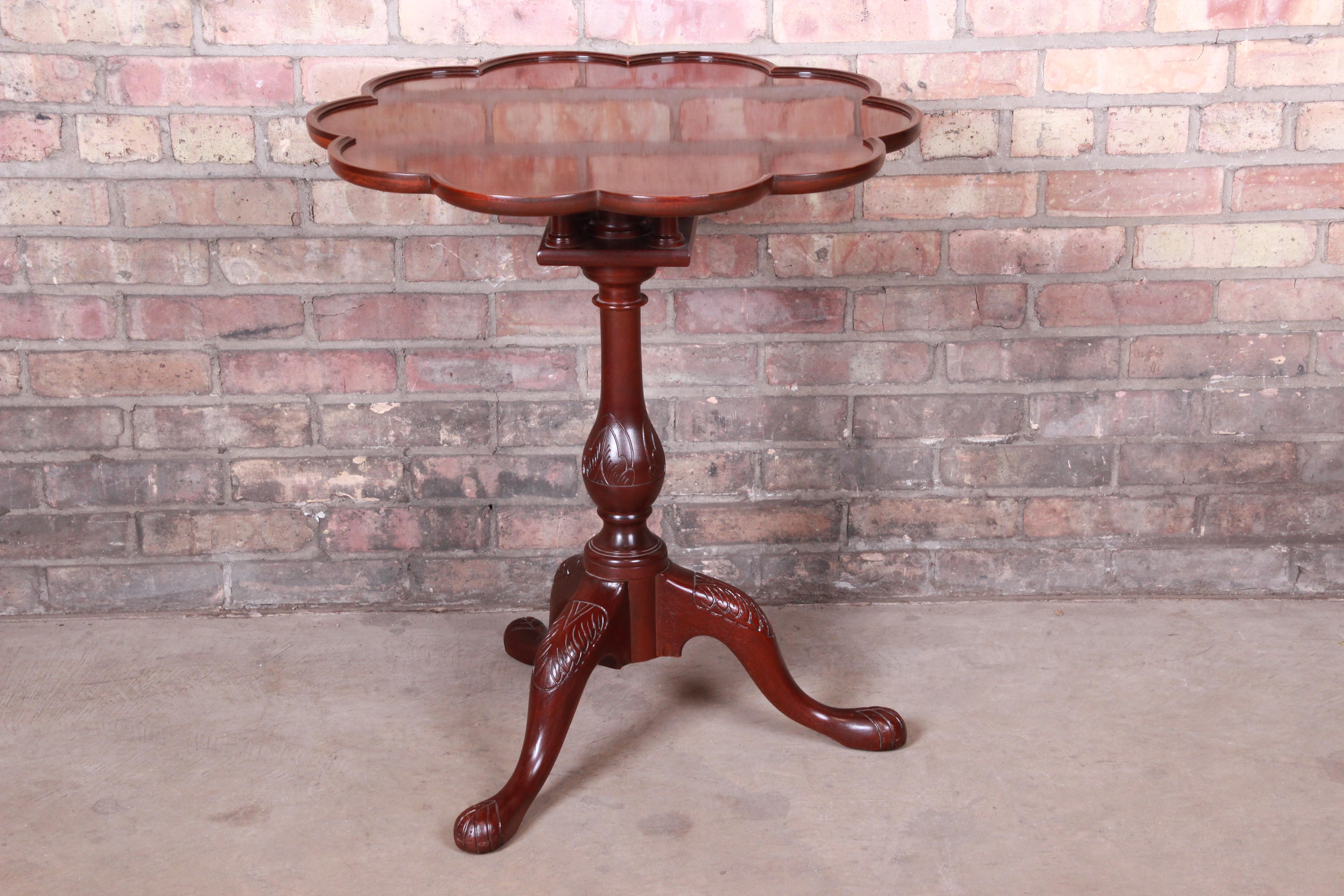 Exceptionnelle table à thé à plateau basculant en acajou sculpté

Par Baker Furniture 