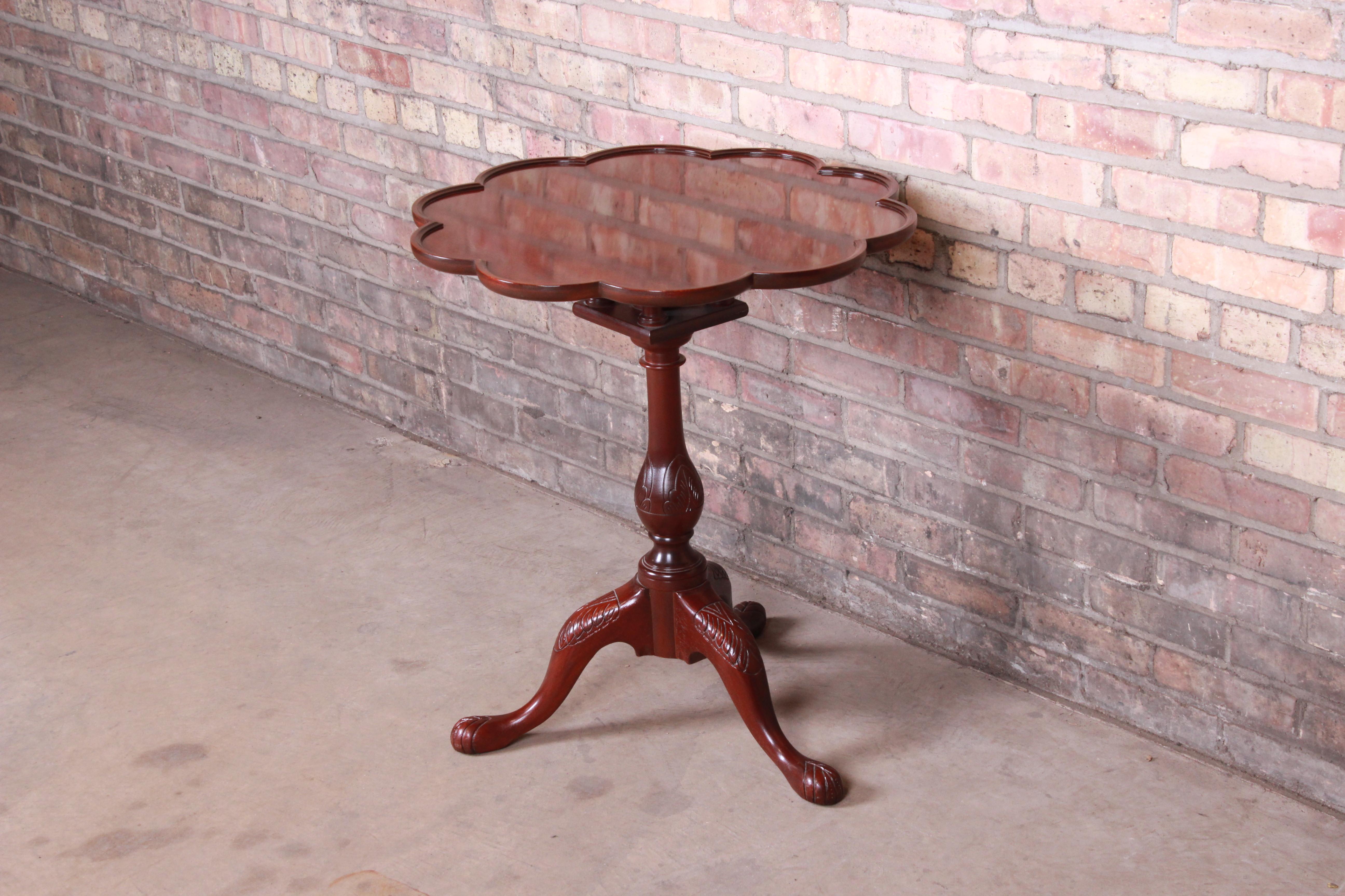 Baker Möbel Historische Charleston geschnitzt Mahagoni Tilt Top Tea Table (amerikanisch) im Angebot