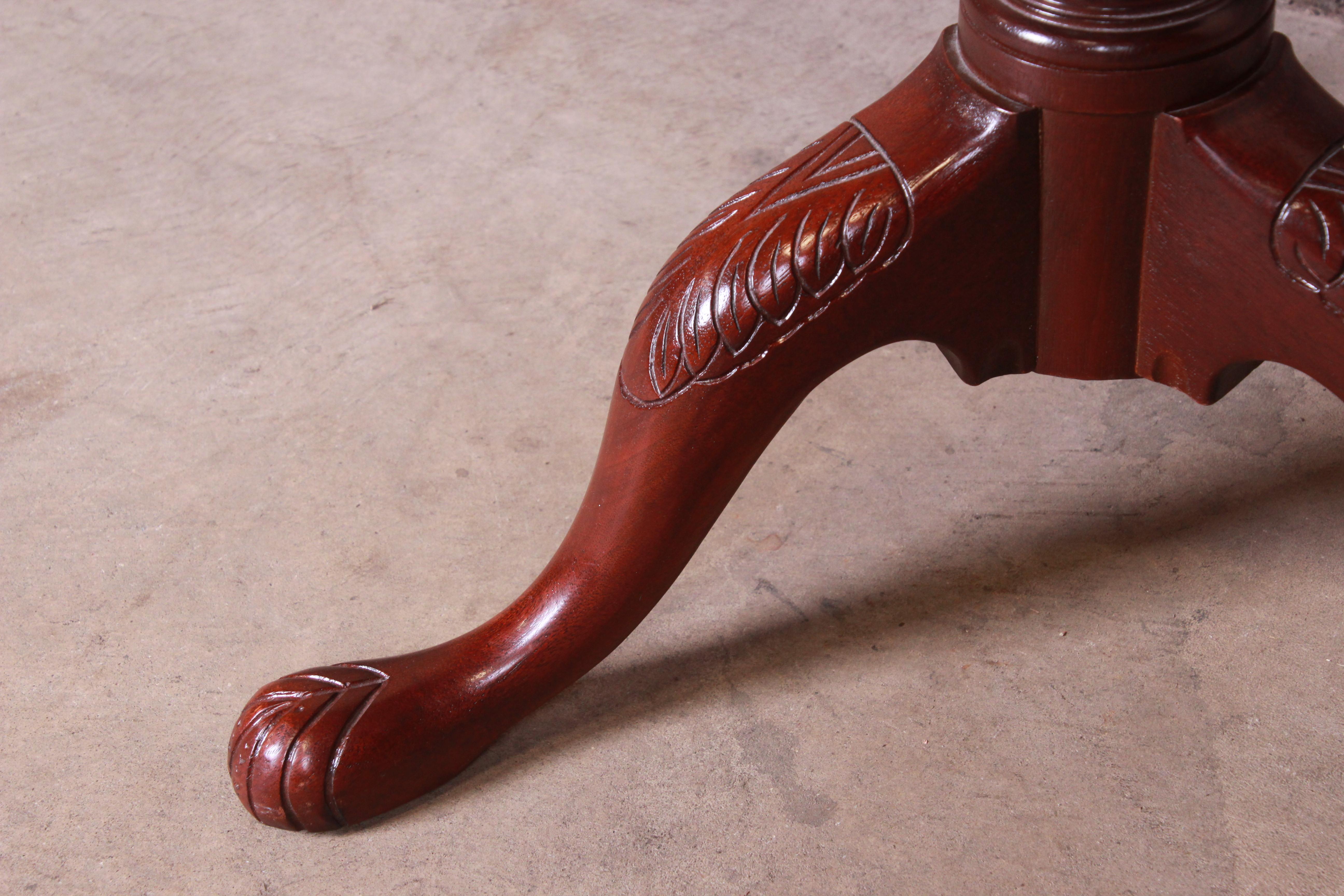 Baker Furniture Mesa de té histórica de caoba tallada en Charleston con tapa basculante Caoba en venta