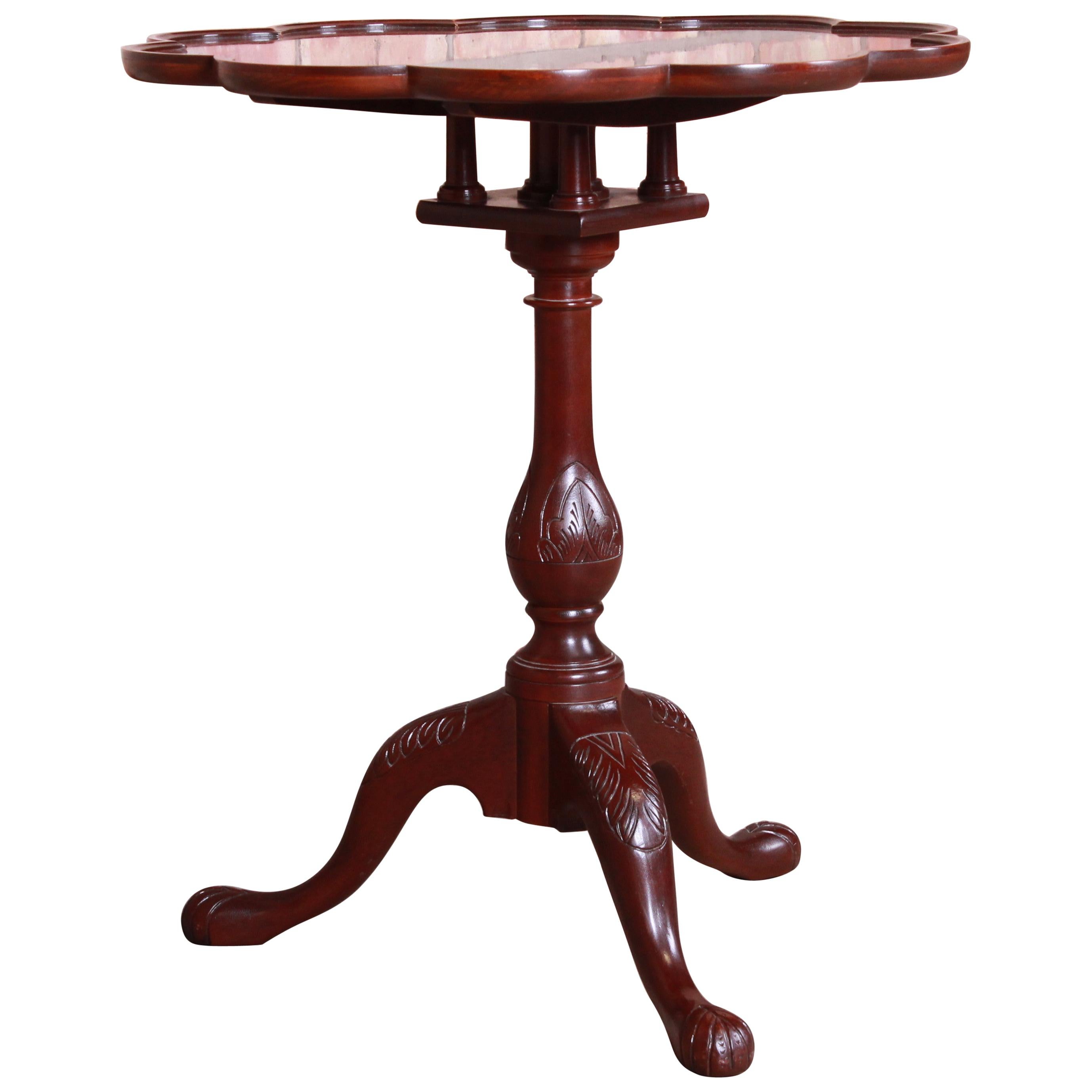 Table à thé à plateau basculant en acajou sculpté de la collection "Historic Charleston" par Baker Furniture en vente