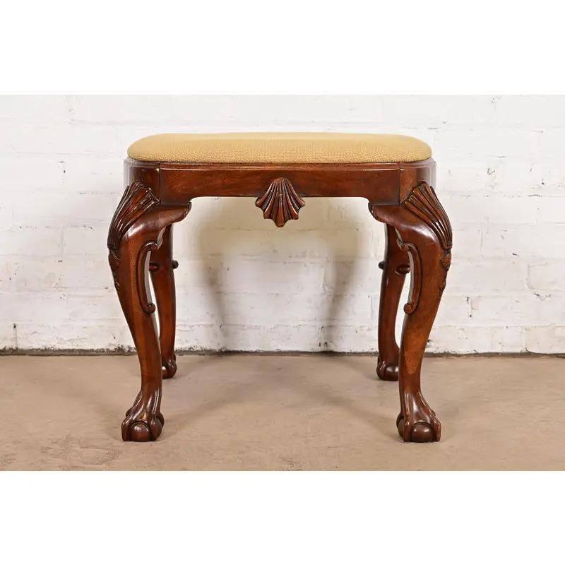 Magnifique ottoman ou tabouret de style Chippendale ou Géorgien

Par Baker Furniture, collection 