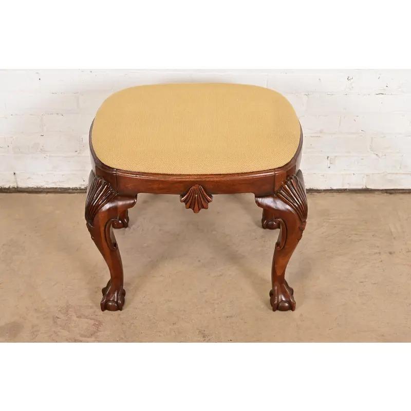Américain Baker Furniture Historic Charleston Chippendale Mahogany sculpté Tabouret ou Ottoman en vente