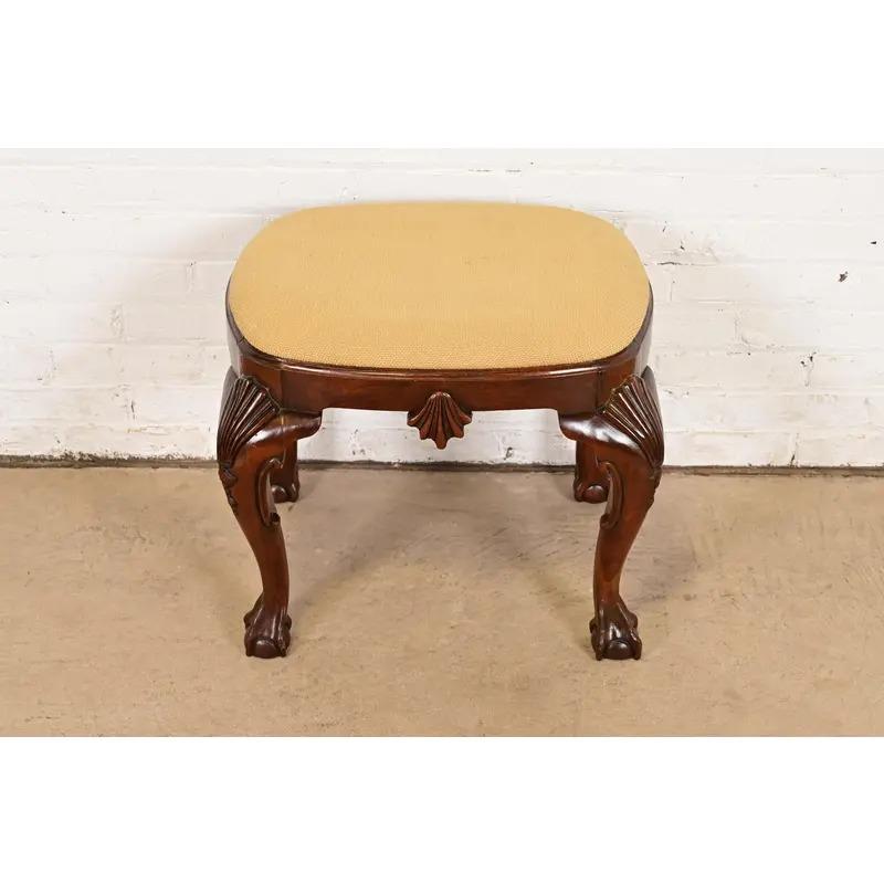 Américain Baker Furniture Historic Charleston Chippendale Mahogany sculpté Tabouret ou Ottoman en vente