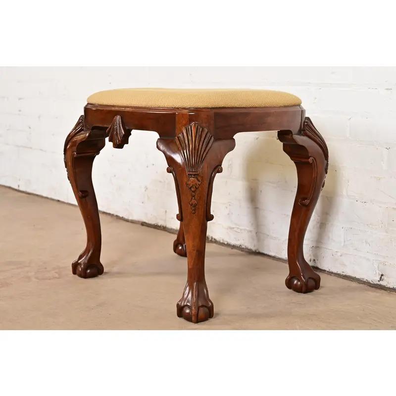 Baker Furniture Historic Charleston Chippendale Mahogany sculpté Tabouret ou Ottoman Bon état - En vente à South Bend, IN