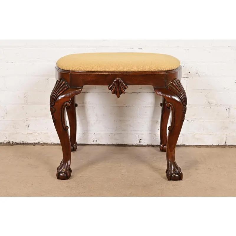 Baker Furniture Historic Charleston Chippendale Mahogany sculpté Tabouret ou Ottoman Bon état - En vente à South Bend, IN