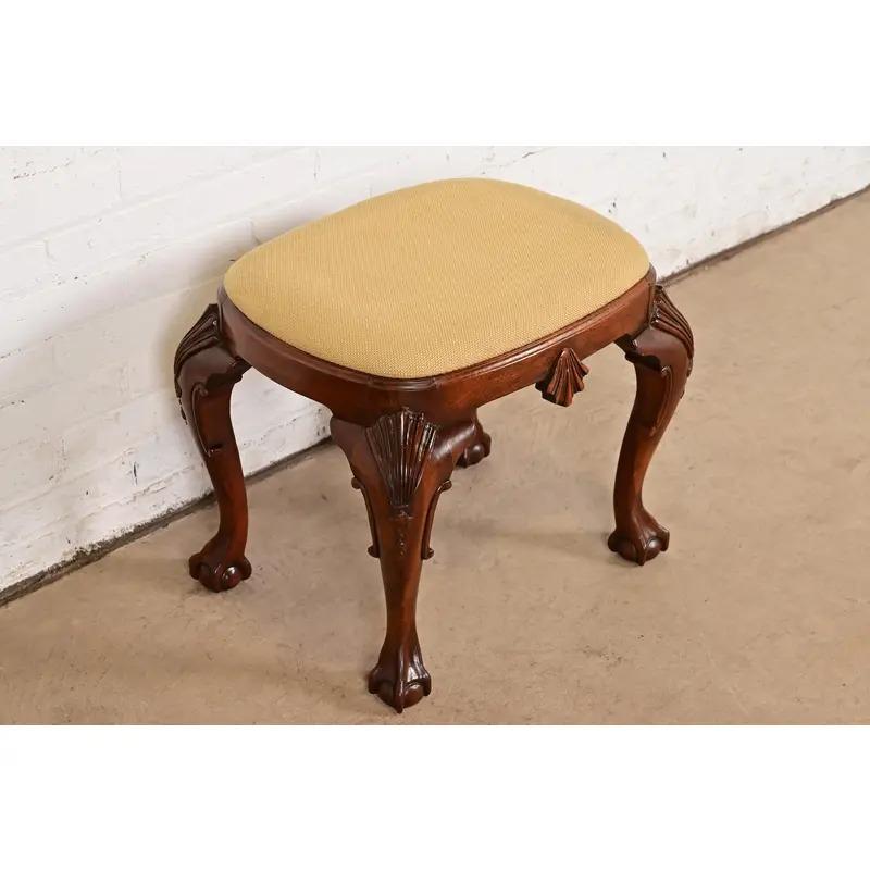 20ième siècle Baker Furniture Historic Charleston Chippendale Mahogany sculpté Tabouret ou Ottoman en vente