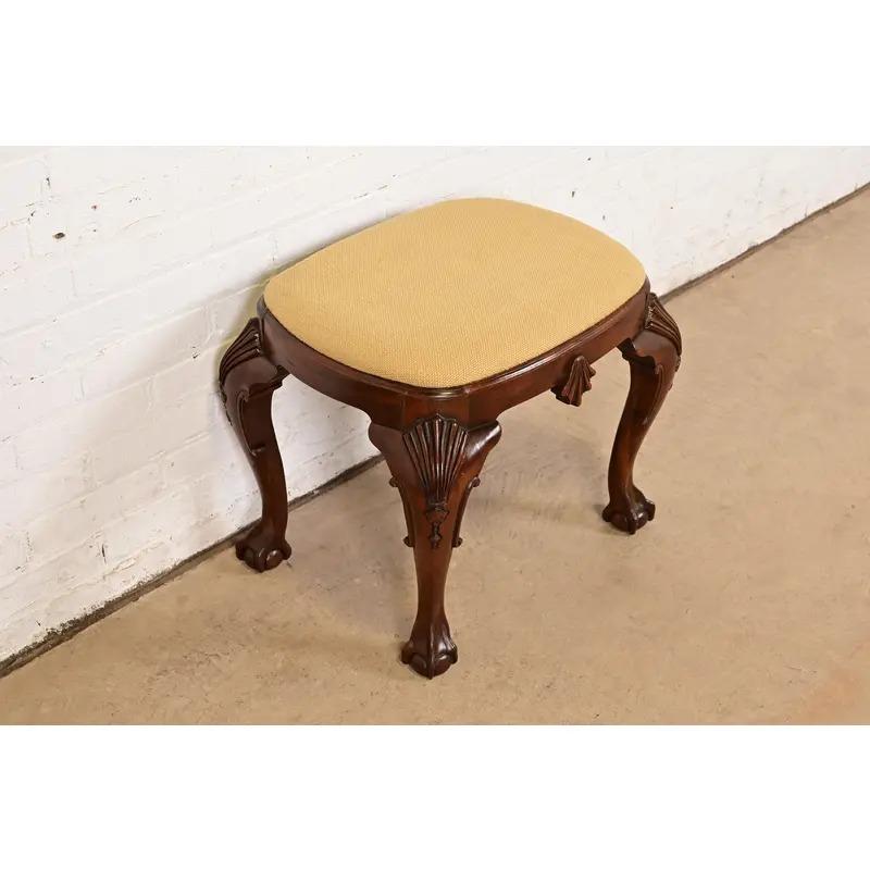 20ième siècle Baker Furniture Historic Charleston Chippendale Mahogany sculpté Tabouret ou Ottoman en vente