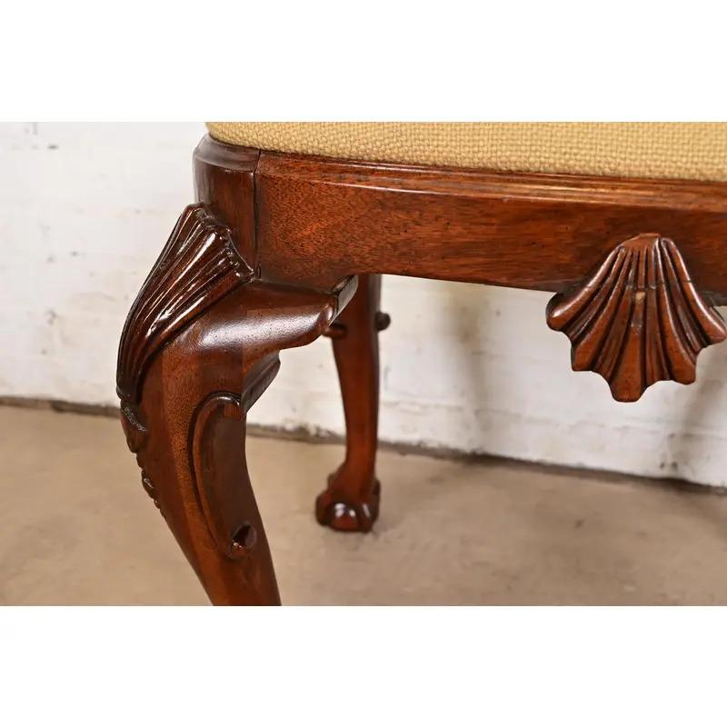 Baker Furniture Historic Charleston Chippendale Mahogany sculpté Tabouret ou Ottoman en vente 1
