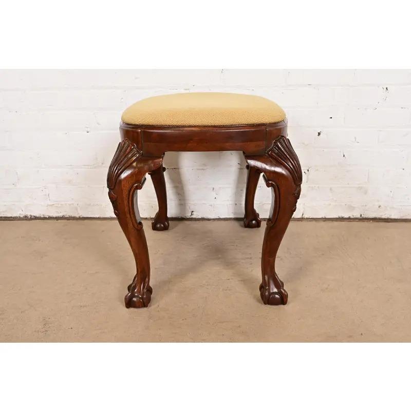 Baker Furniture Historic Charleston Chippendale Mahogany sculpté Tabouret ou Ottoman en vente 3