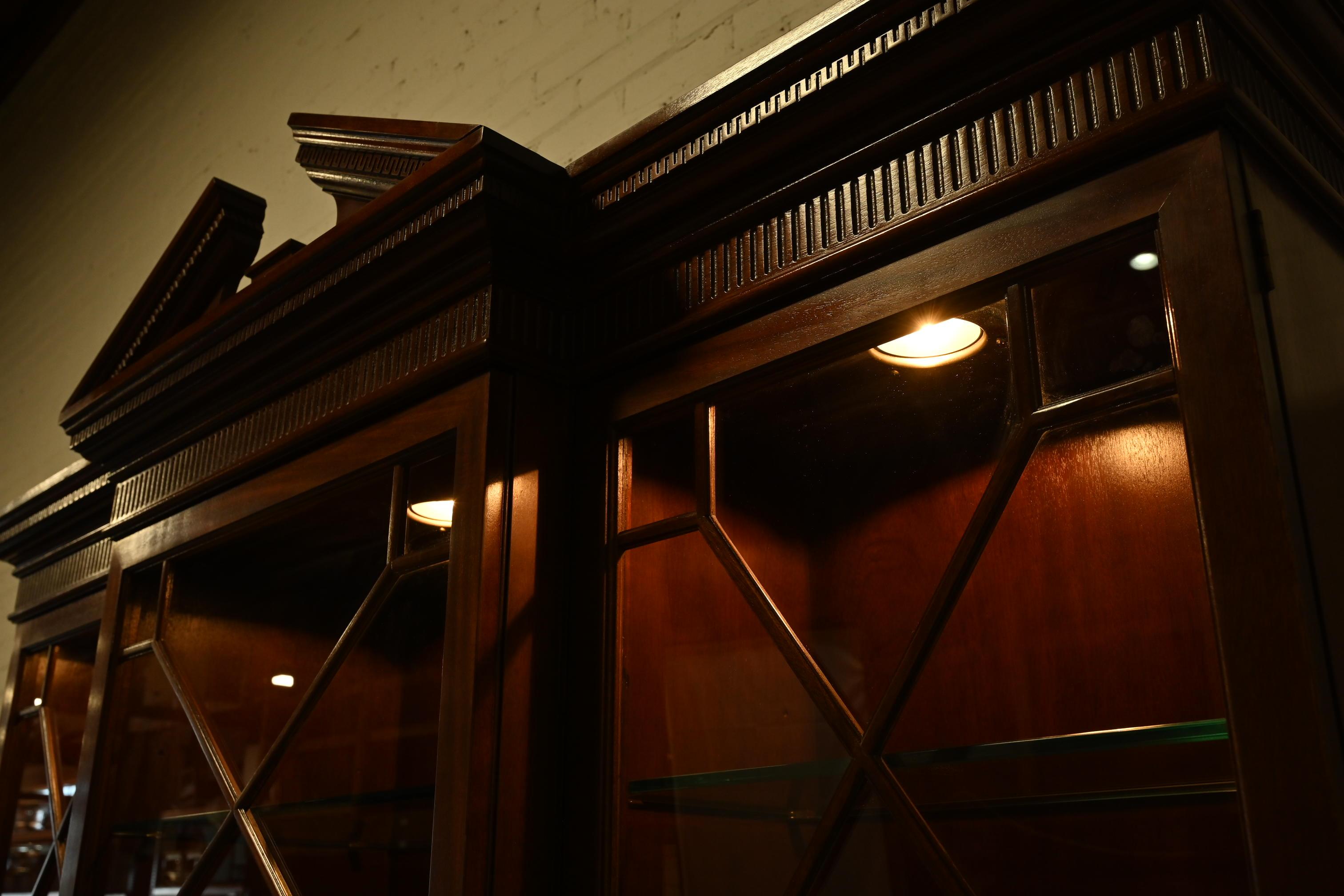 Mueble Baker Librería histórica Charleston de caoba con frente de separación en venta 3