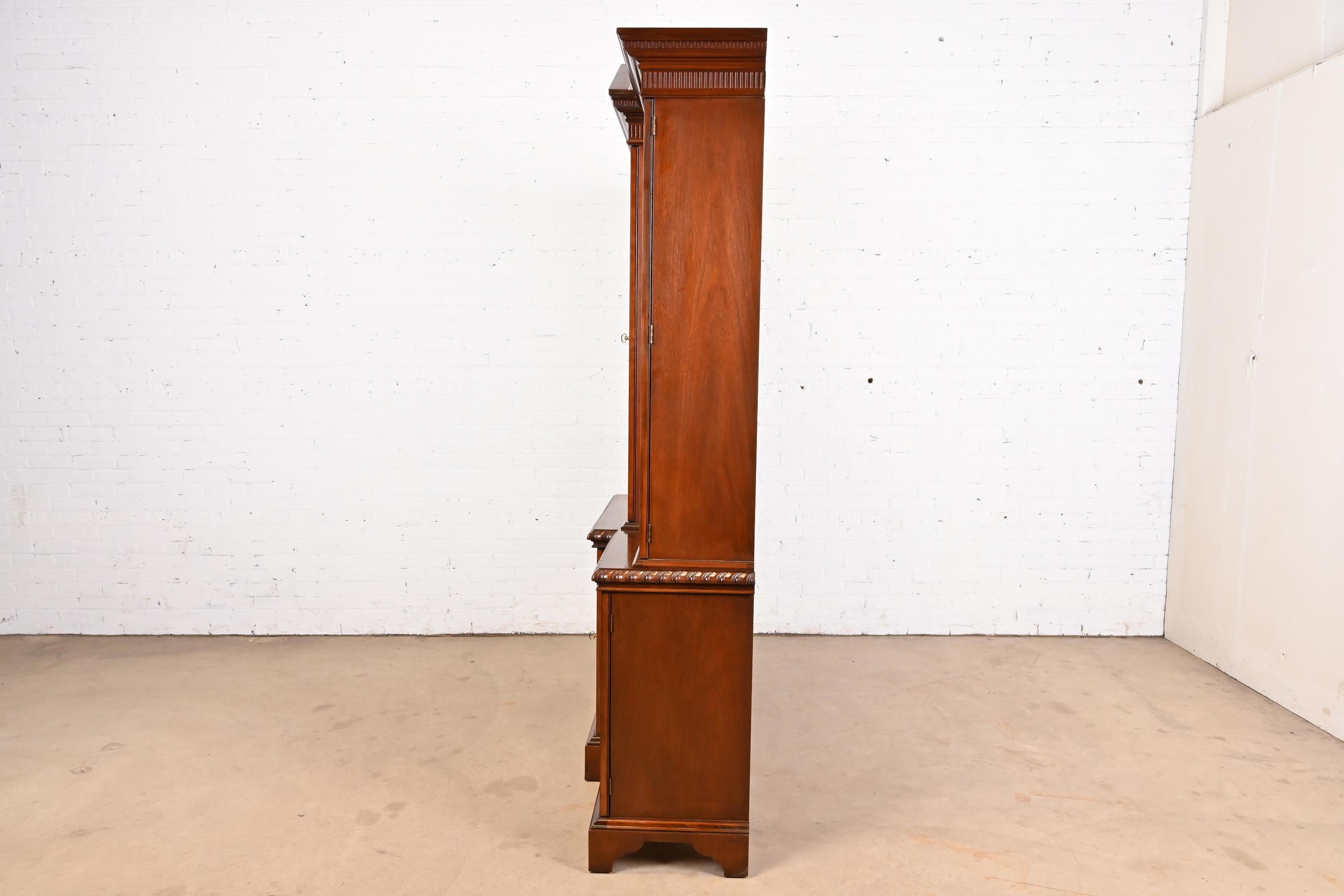 Mueble Baker Librería histórica Charleston de caoba con frente de separación en venta 4