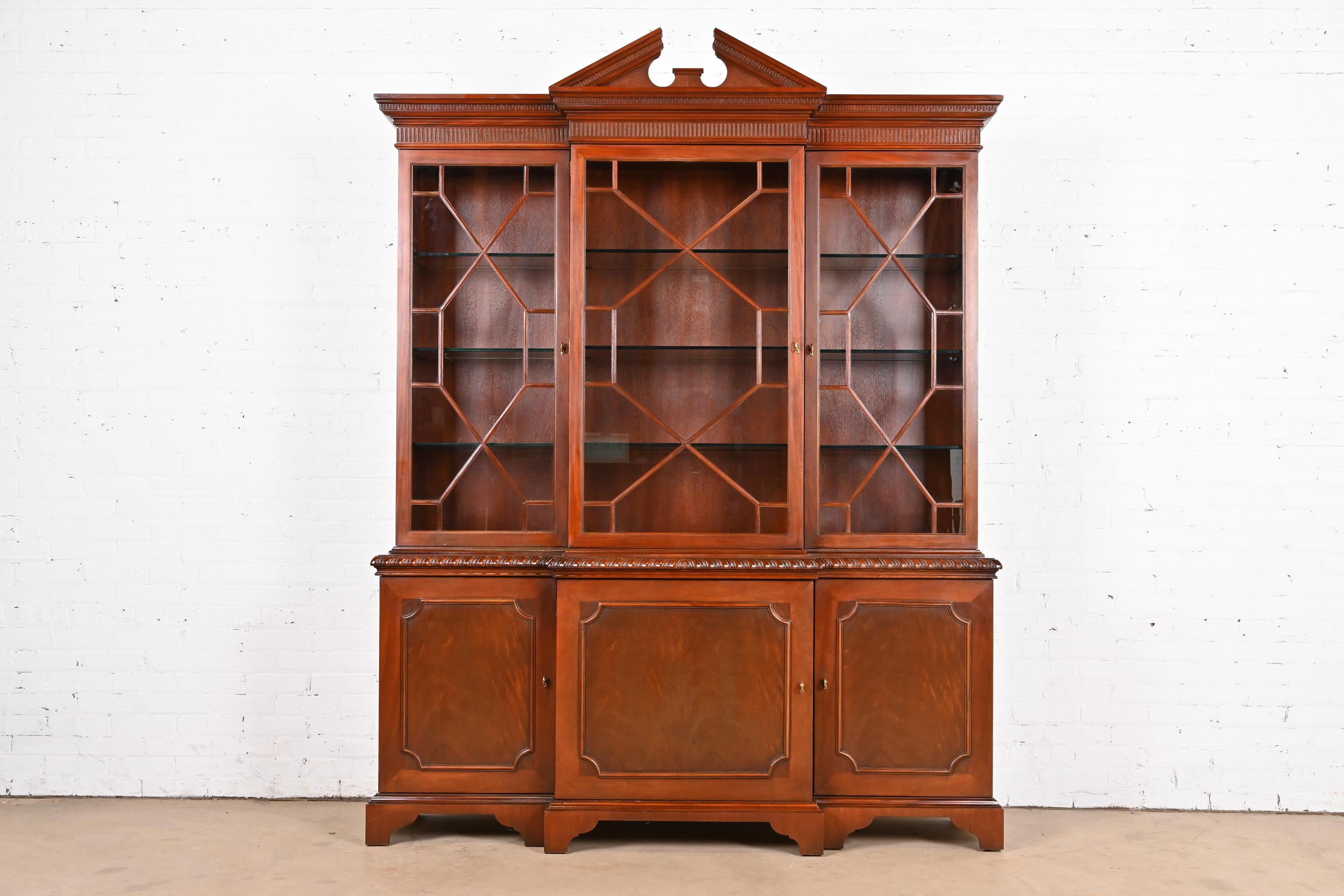 Un magnífico mueble librería o mueble de comedor iluminado de estilo Chippendale o Georgiano

De Baker Furniture, Colección 