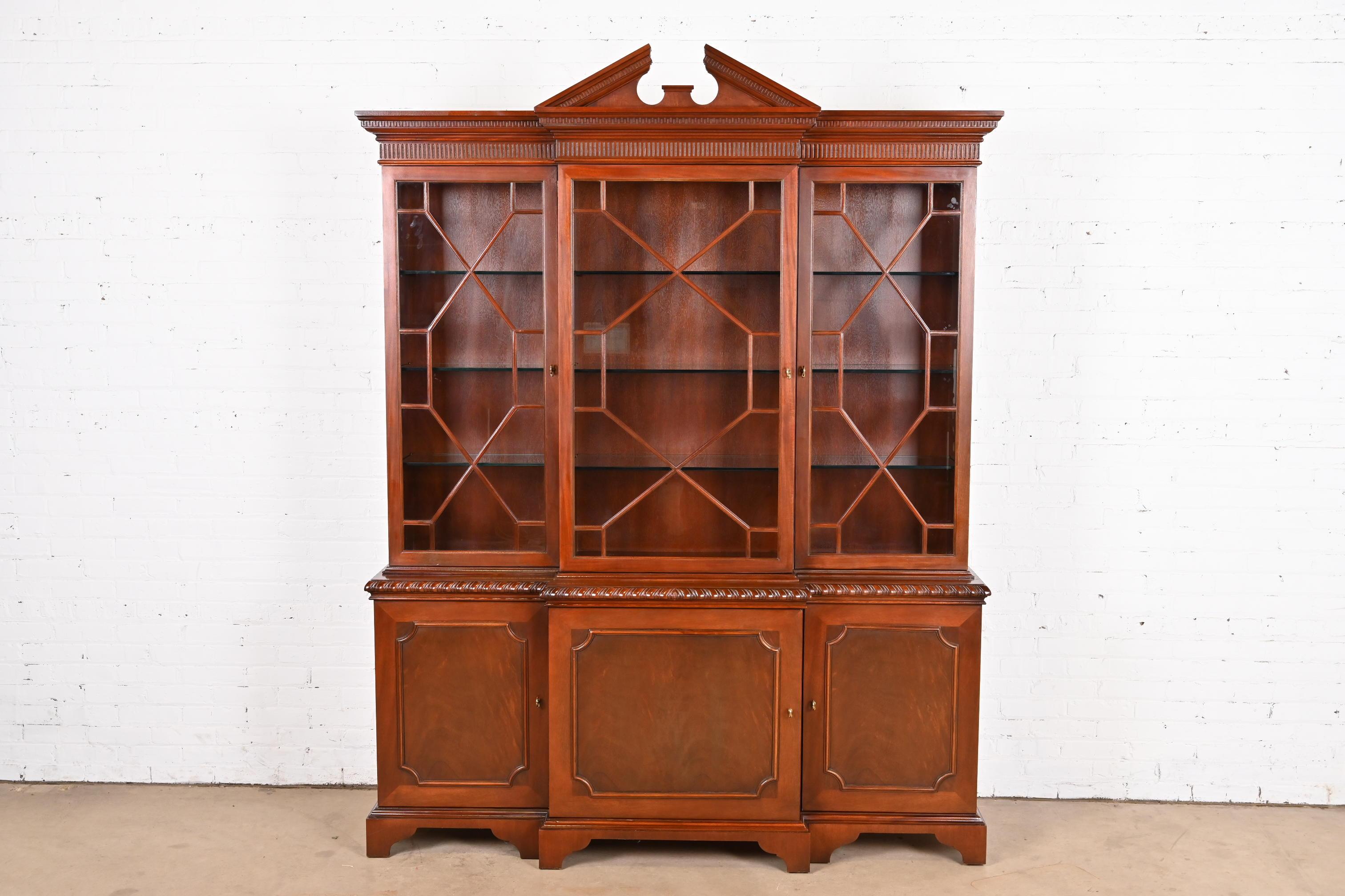 Mueble Baker Librería histórica Charleston de caoba con frente de separación Chippendale en venta