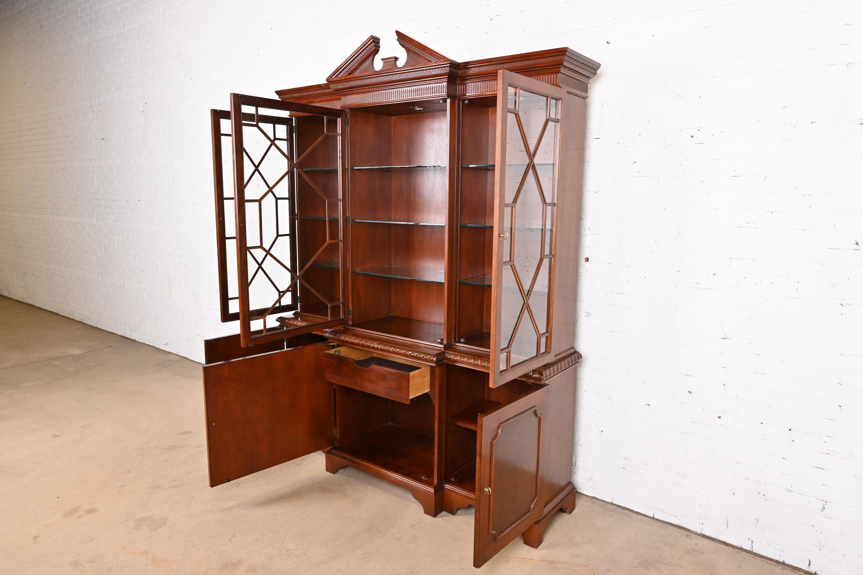 Mueble Baker Librería histórica Charleston de caoba con frente de separación Latón en venta