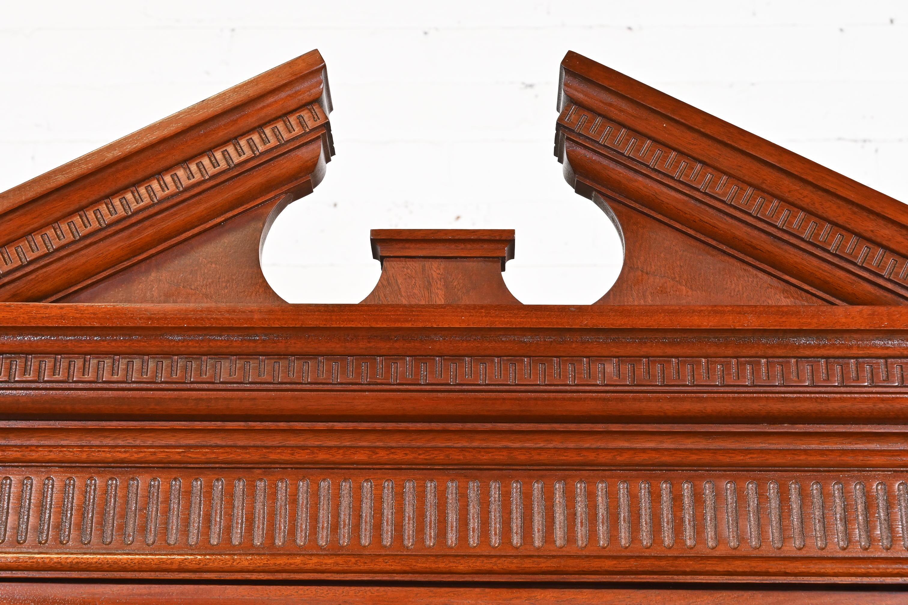 Mueble Baker Librería histórica Charleston de caoba con frente de separación en venta 2