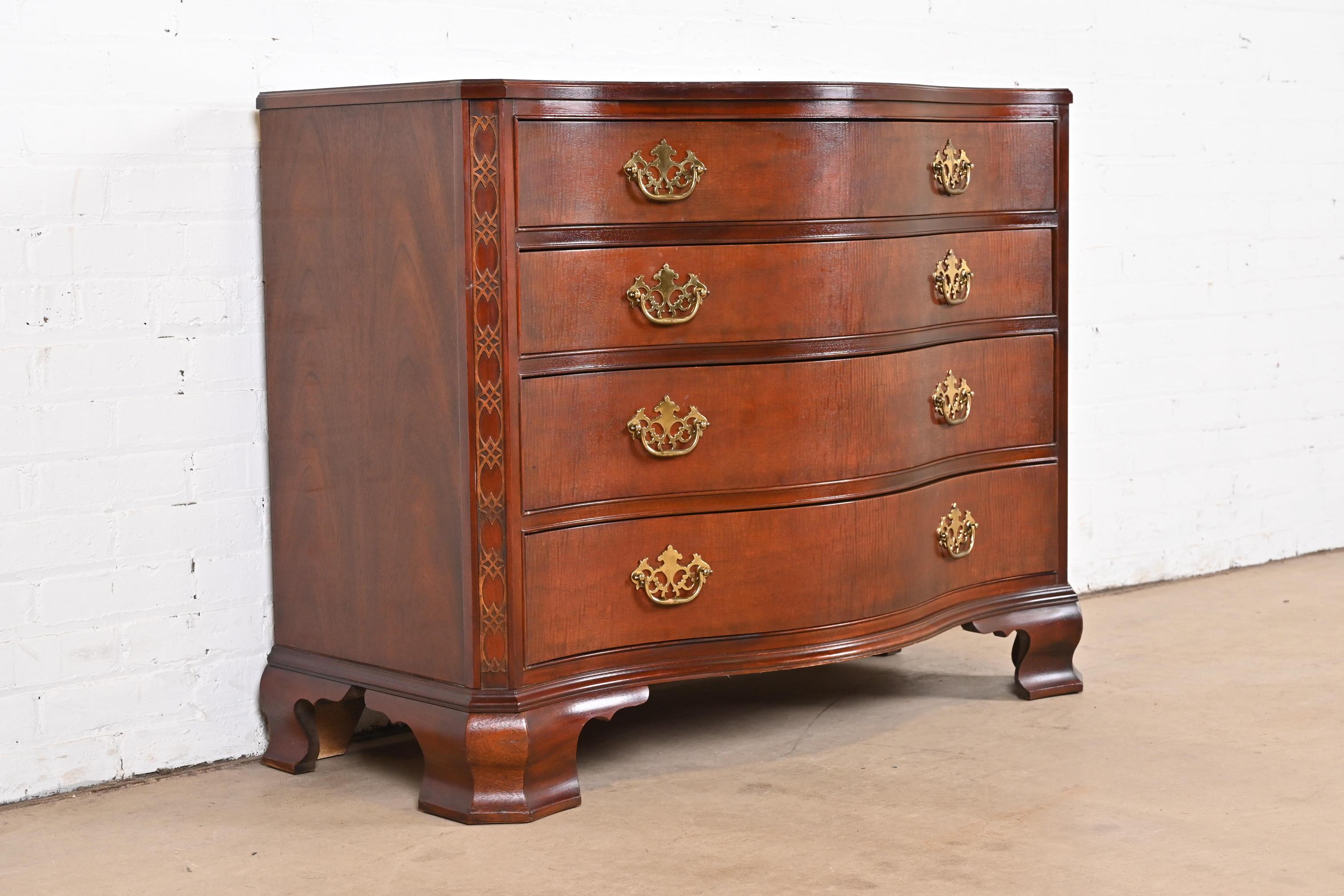 Baker Furniture Historische Charleston Chippendale-Mahagoni-Serpentinenkommode aus Mahagoni (Messing) im Angebot