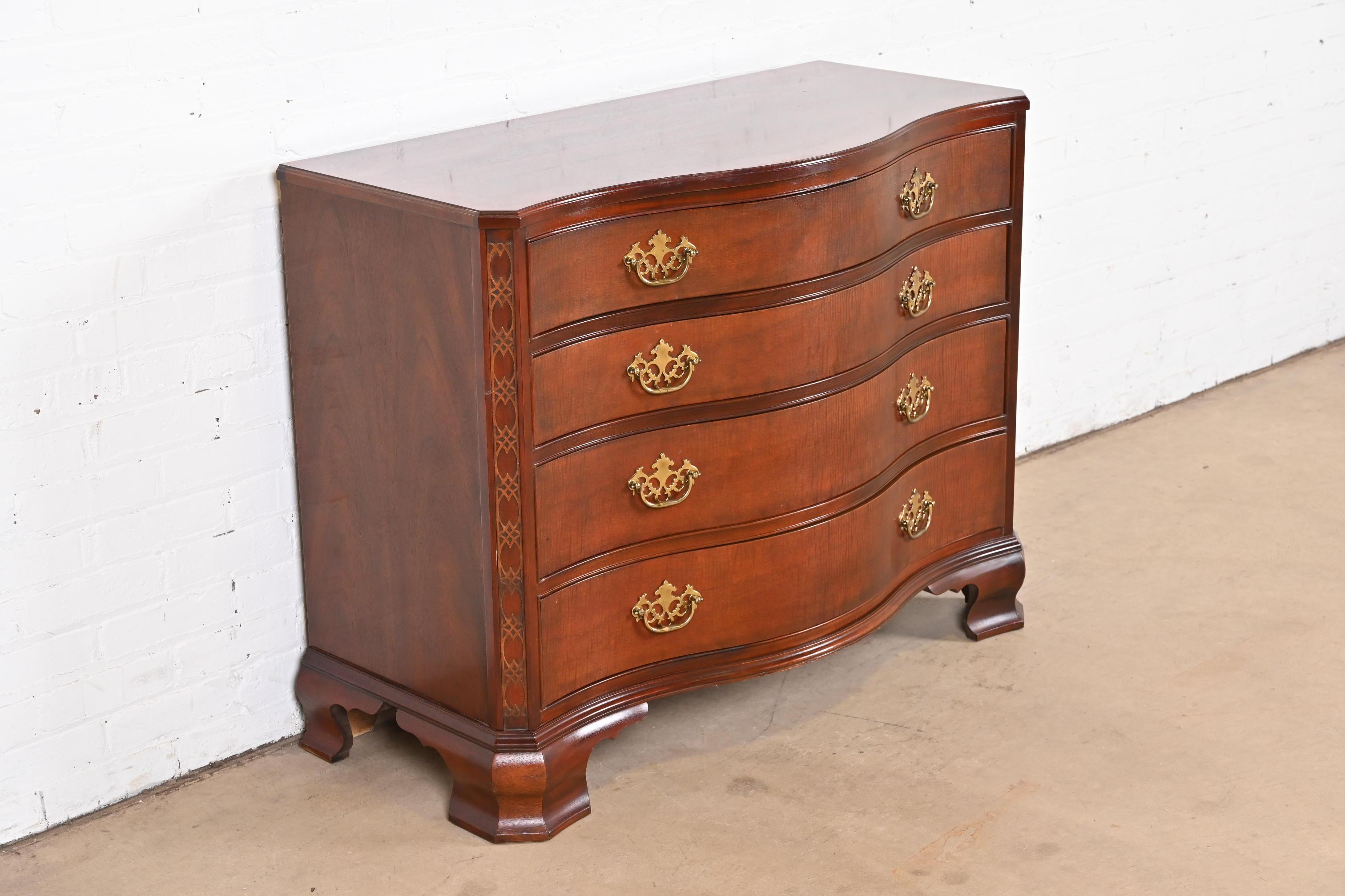 Baker Furniture Historische Charleston Chippendale-Mahagoni-Serpentinenkommode aus Mahagoni im Angebot 1