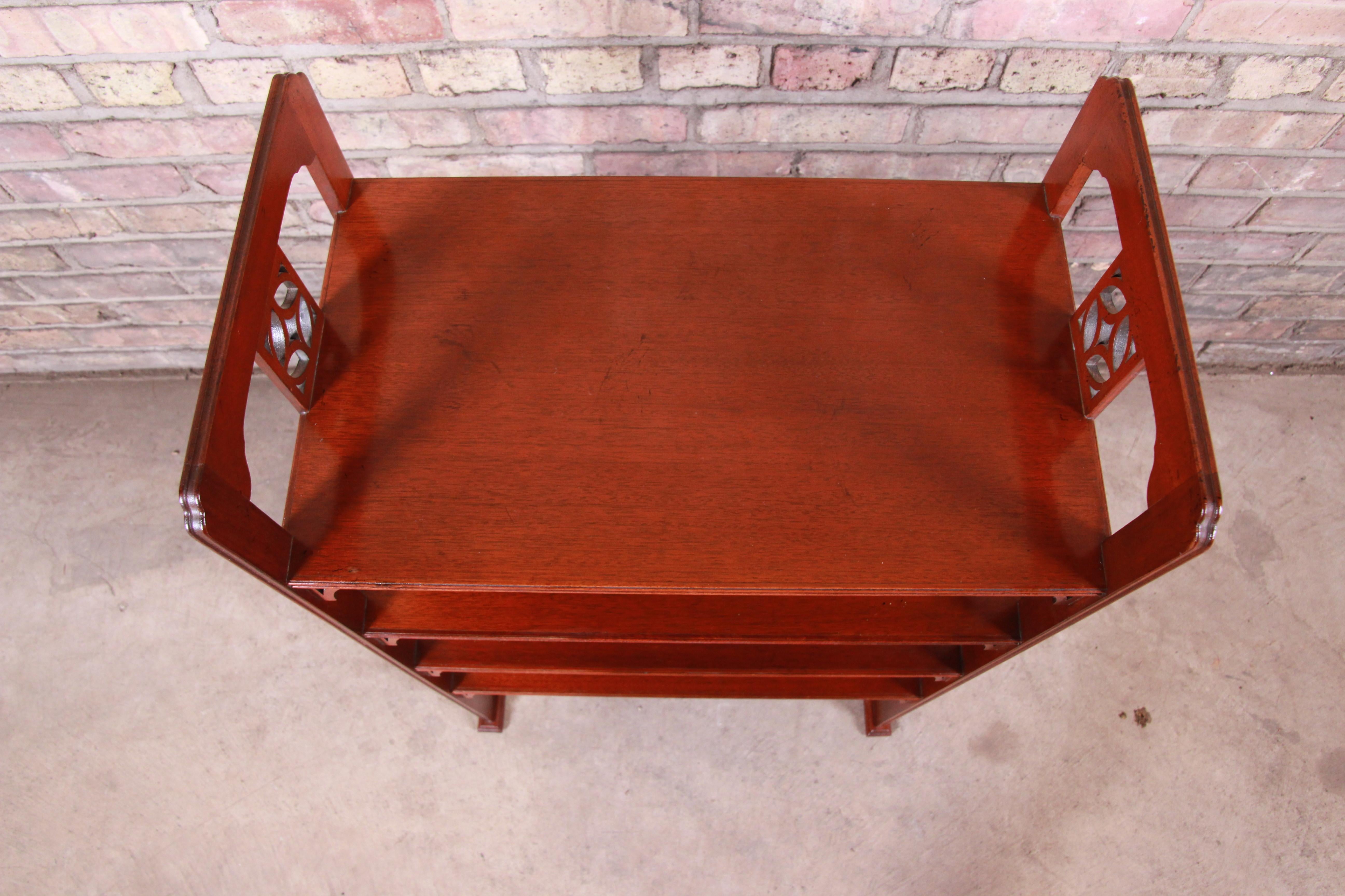 Baker Furniture Historic Charleston Collection Carved Mahogany Four-Tier Étagère In Good Condition In South Bend, IN