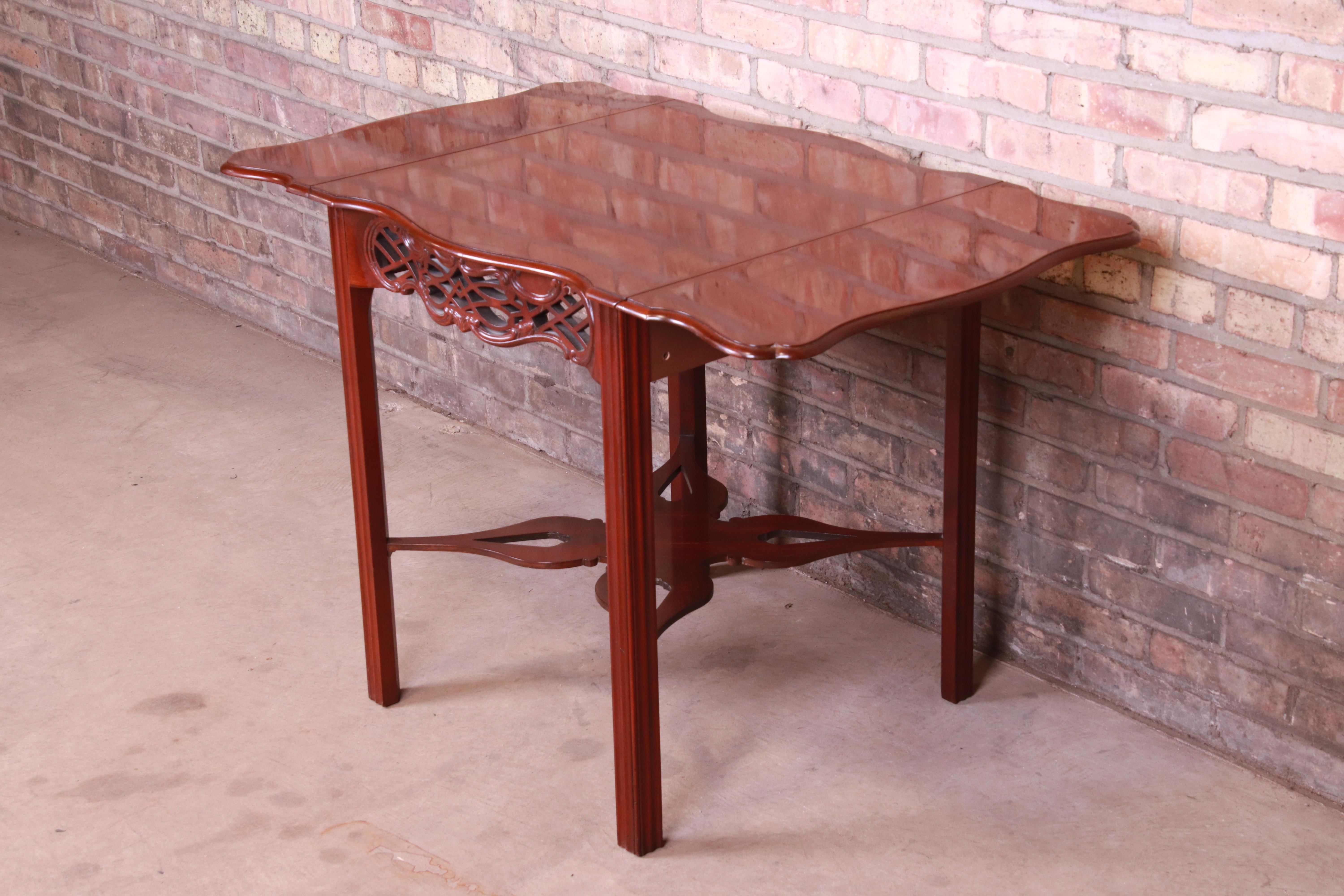 Baker Furniture Historic Charleston Collection Geschnitzter Pembroke-Tisch aus Mahagoni im Angebot 5