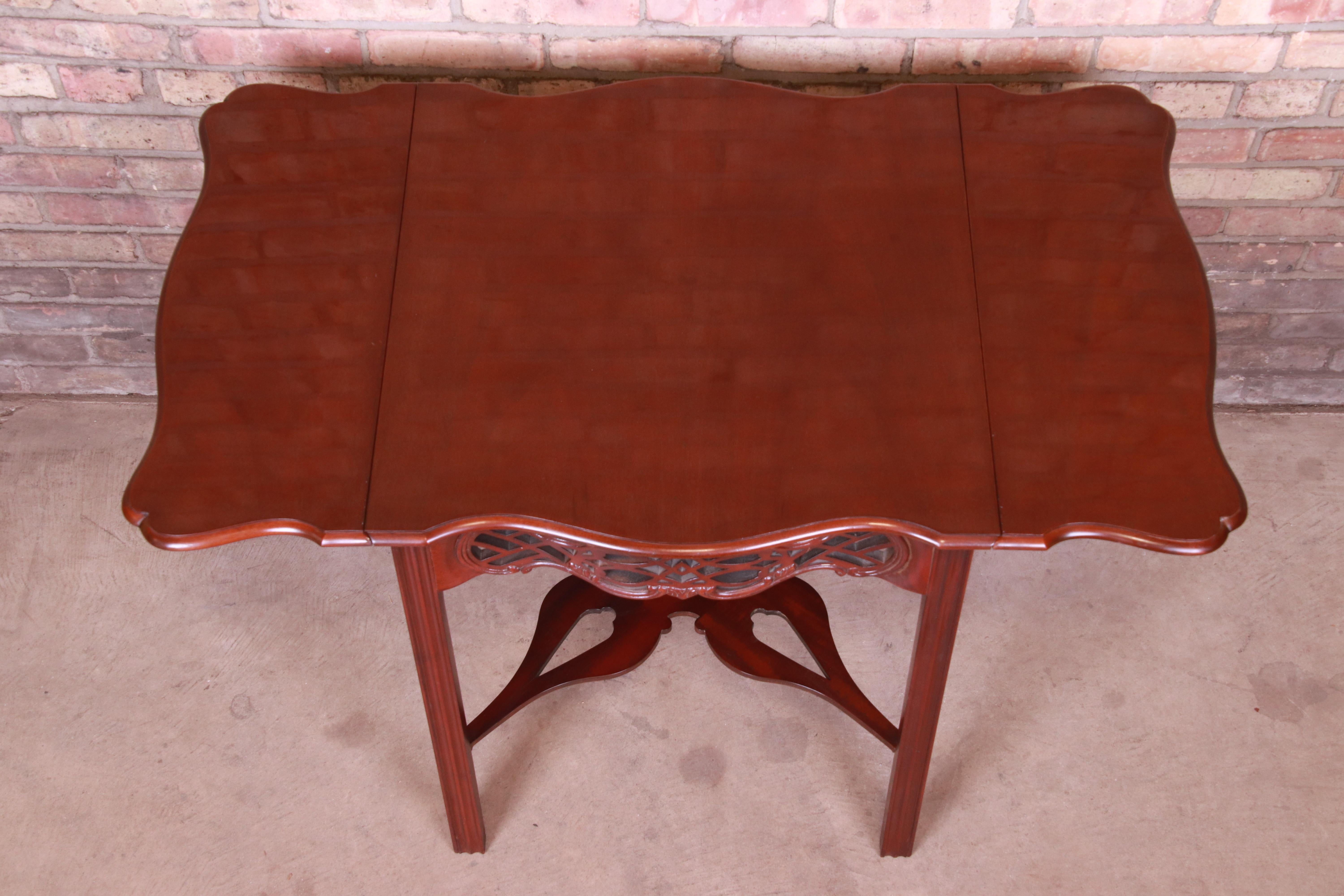 Baker Furniture Historic Charleston Collection Geschnitzter Pembroke-Tisch aus Mahagoni im Angebot 8