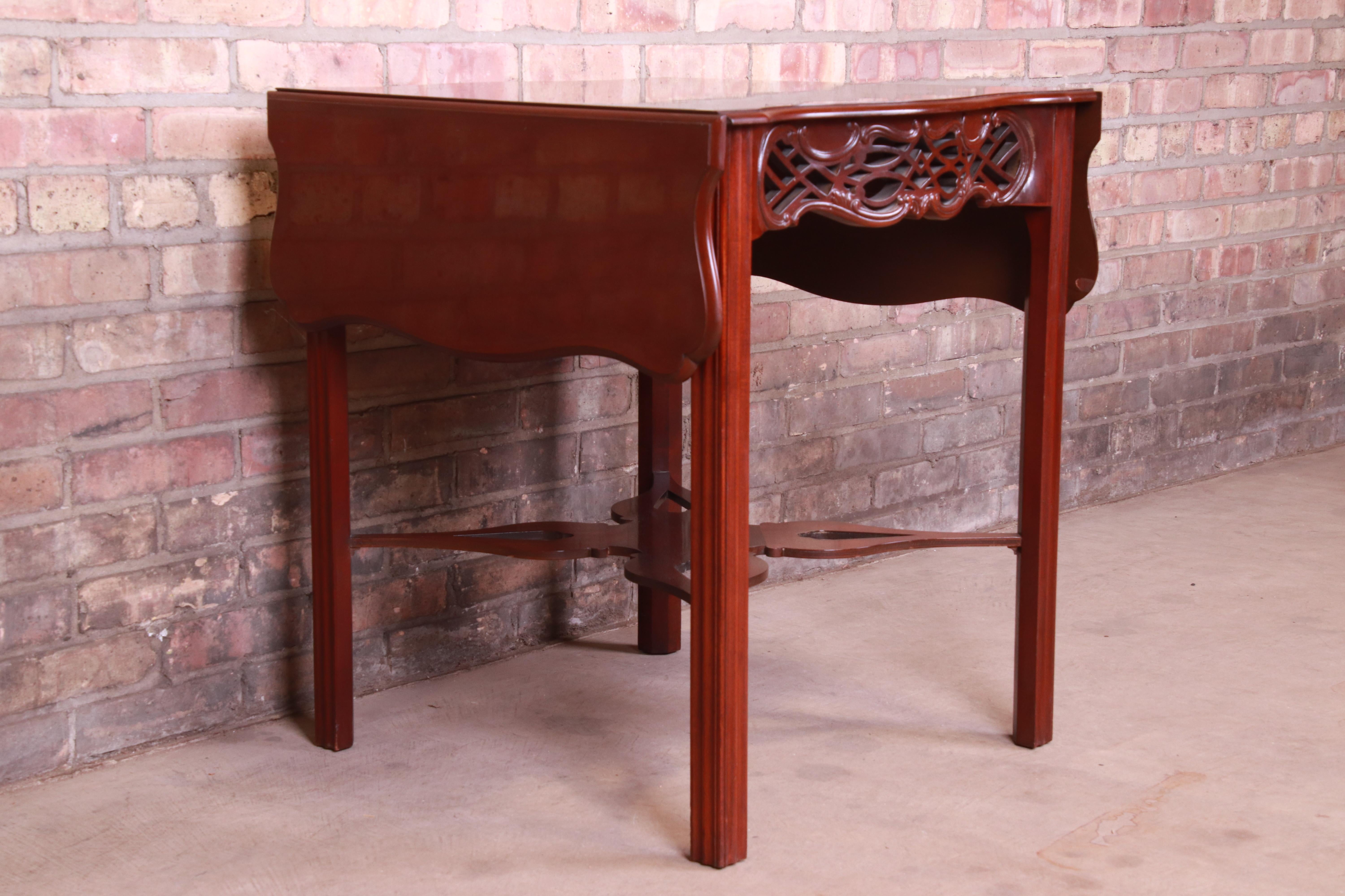 Baker Furniture Historic Charleston Collection Geschnitzter Pembroke-Tisch aus Mahagoni (Chippendale) im Angebot