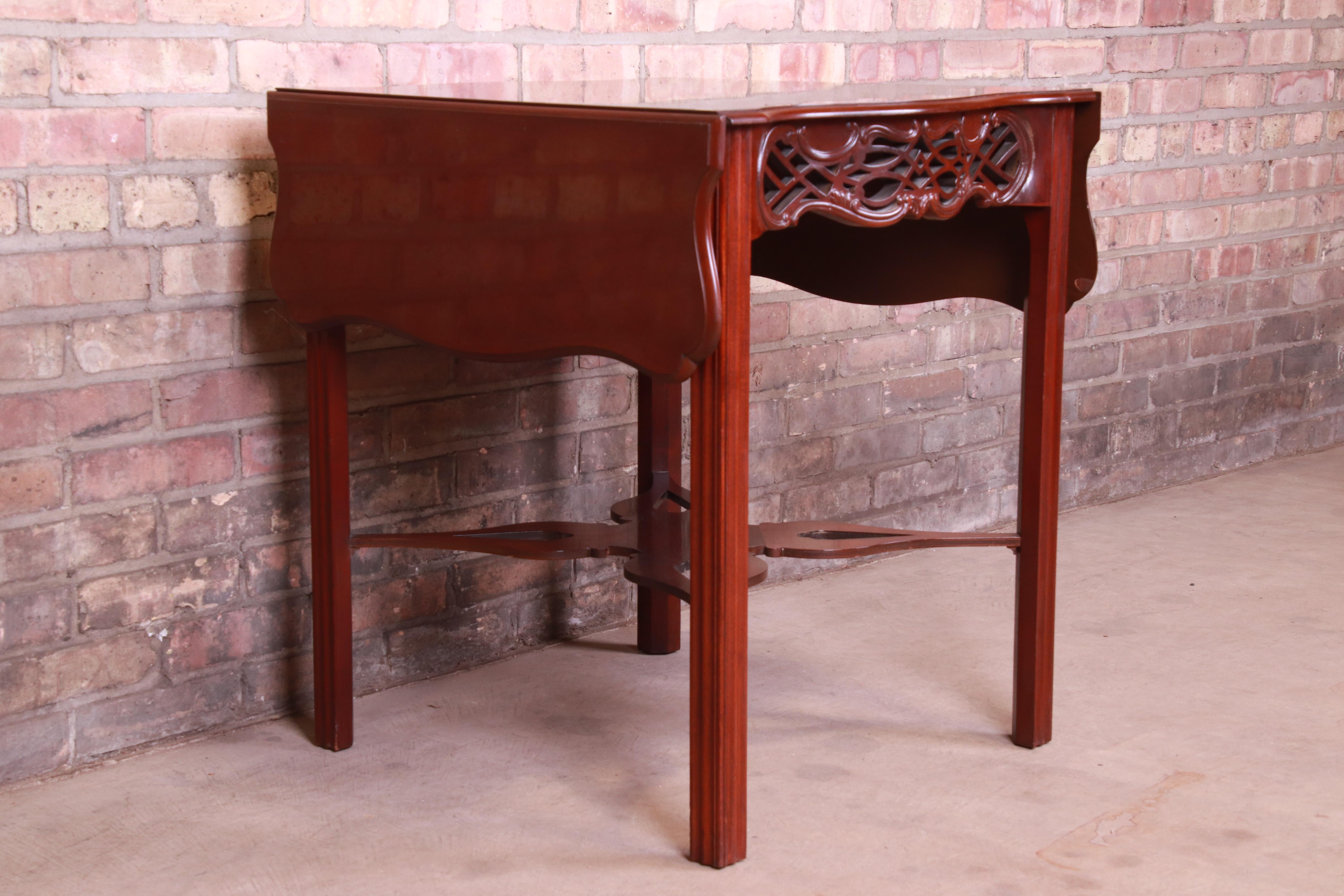 Chippendale Tavolo Pembroke in mogano intagliato della Collezione Storica Charleston di Baker Furniture in vendita
