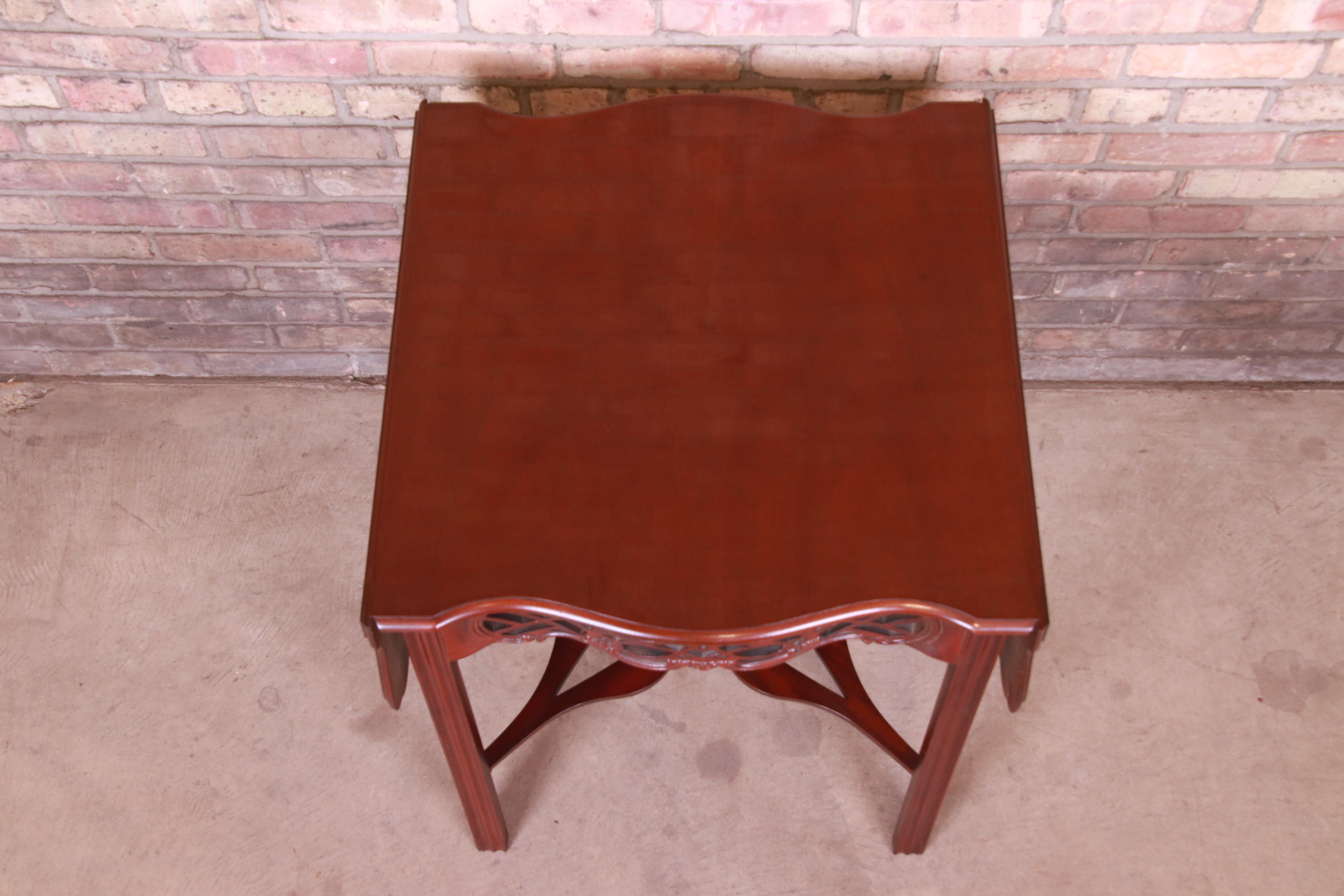 Baker Furniture Historic Charleston Collection Geschnitzter Pembroke-Tisch aus Mahagoni im Angebot 2