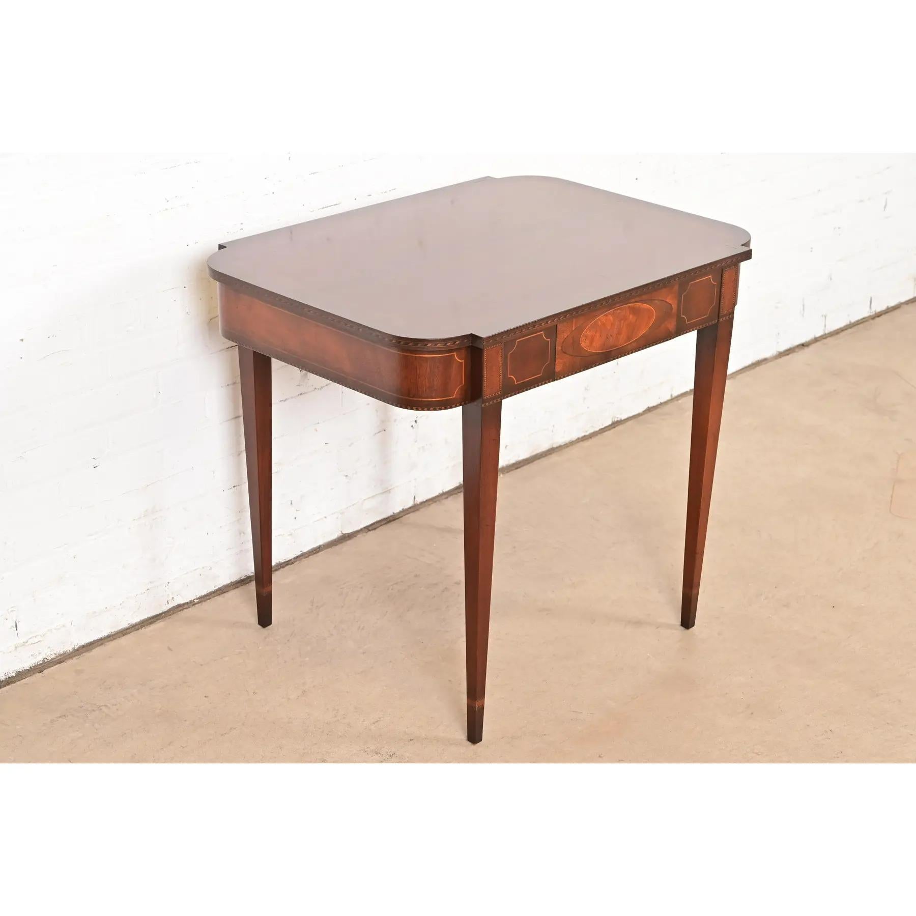 Ein prächtiger Spieltisch im Federal- oder Hepplewhite-Stil oder ein Teetisch

Von Baker Furniture, 