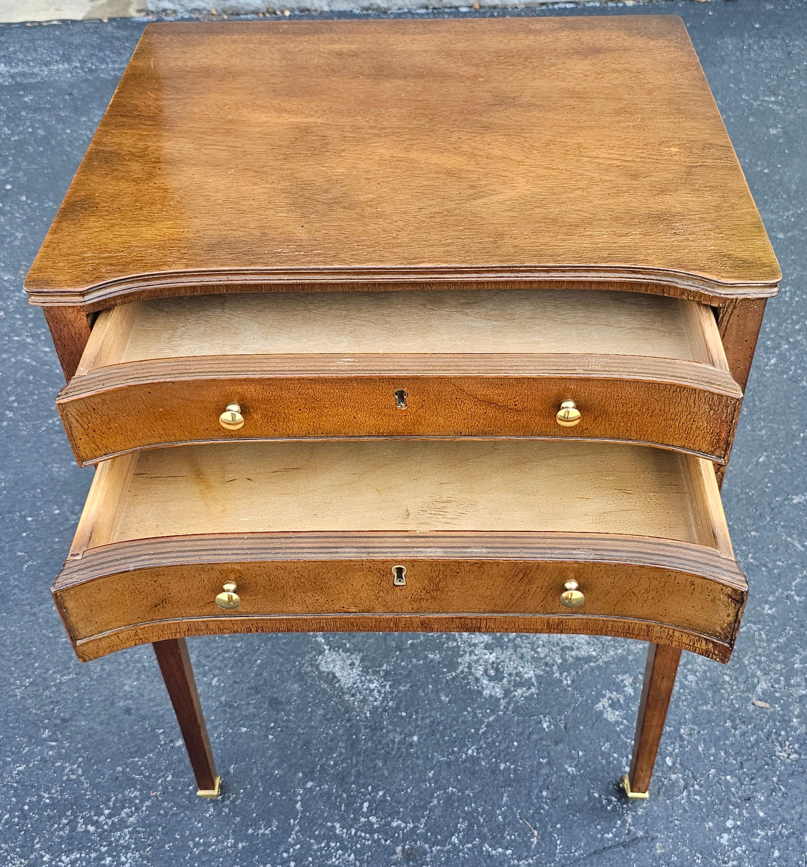 Baker Furniture Historischer Charleston-Kollektion Beistelltisch mit zwei Schubladen auf Rädern (Moderne der Mitte des Jahrhunderts) im Angebot