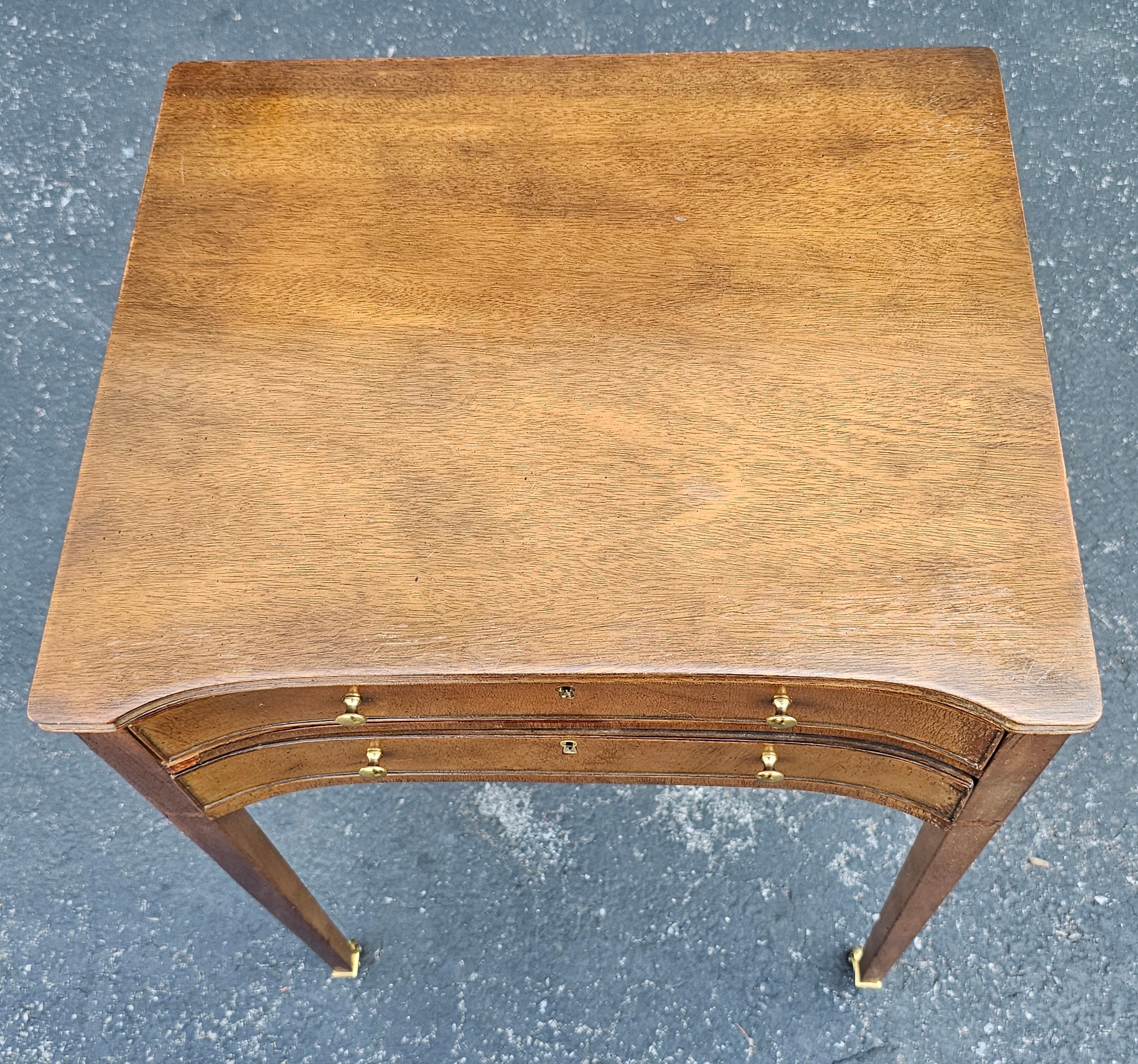 Baker Furniture Historischer Charleston-Kollektion Beistelltisch mit zwei Schubladen auf Rädern (amerikanisch) im Angebot