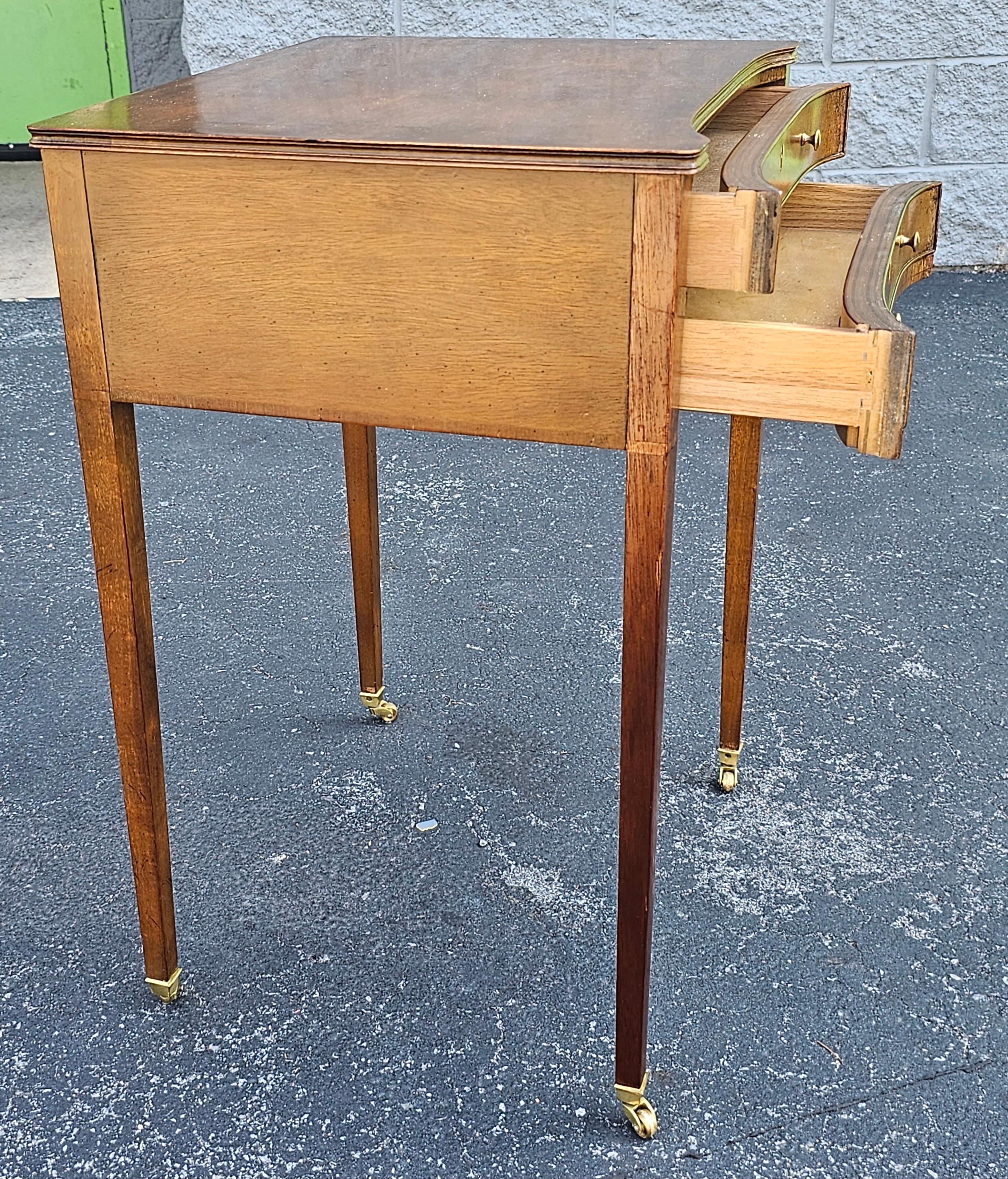 Baker Furniture Historischer Charleston-Kollektion Beistelltisch mit zwei Schubladen auf Rädern im Zustand „Gut“ im Angebot in Germantown, MD