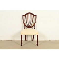 Sedia da sala con schienale a scudo in mogano in stile Federal di Charleston, di Baker Furniture