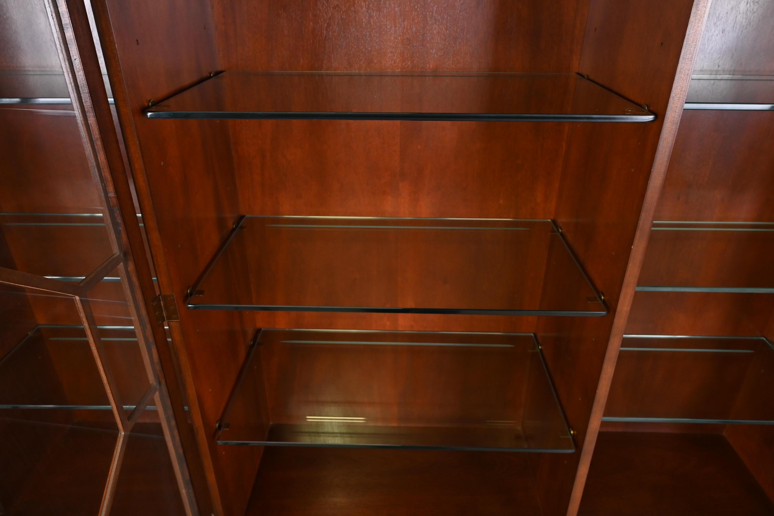 Mueble Baker Histórico Charleston Armario Librería de caoba con frente de fractura finales del siglo XX