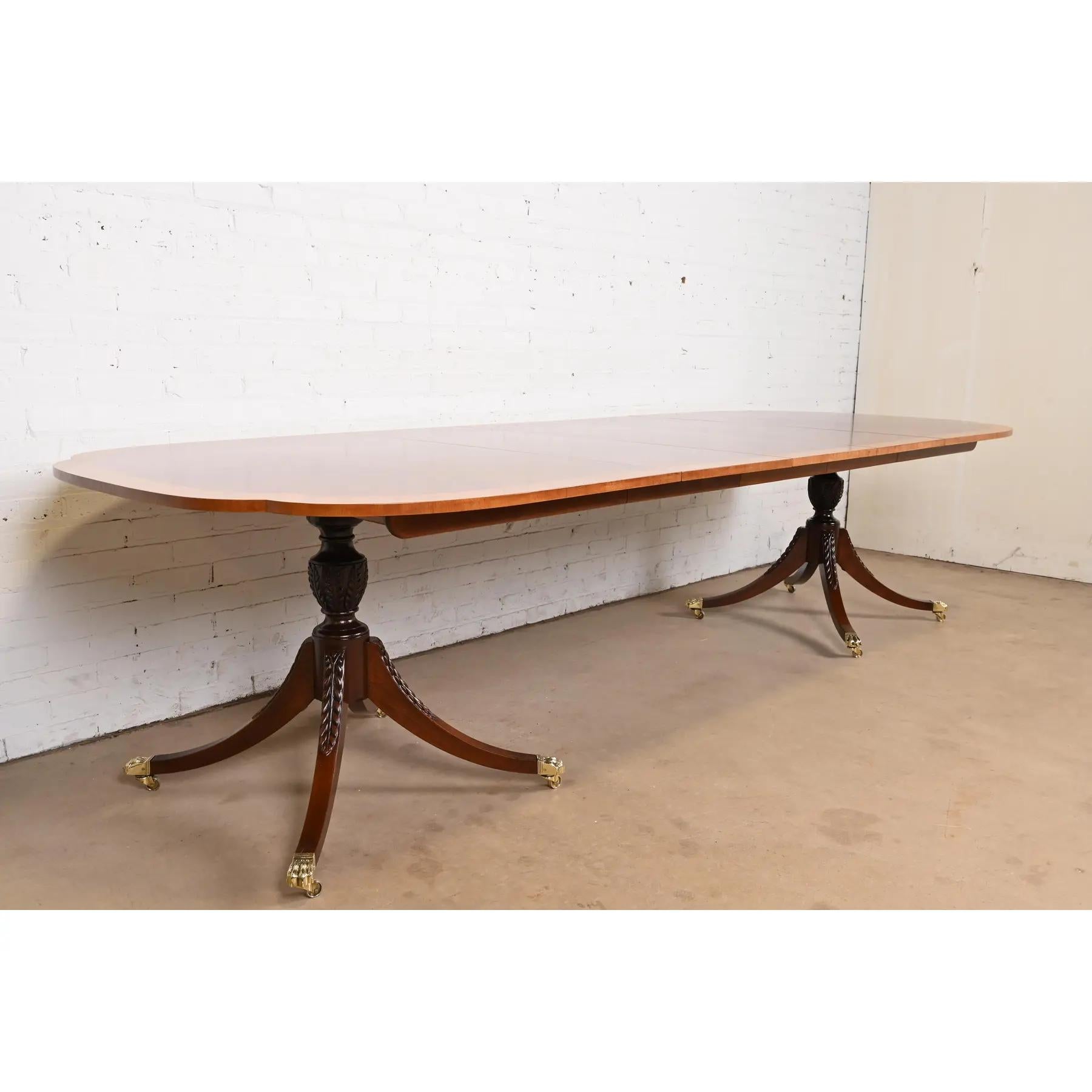 Tavolo da pranzo Baker Furniture Historic Charleston Georgian Banded Flame Mahogany In condizioni buone a South Bend, IN