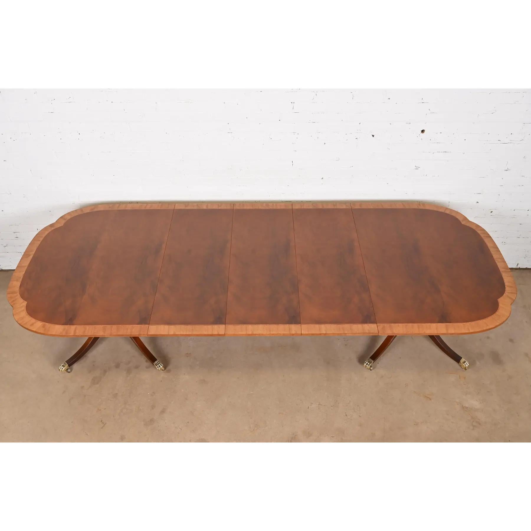 Fine XX secolo Tavolo da pranzo Baker Furniture Historic Charleston Georgian Banded Flame Mahogany