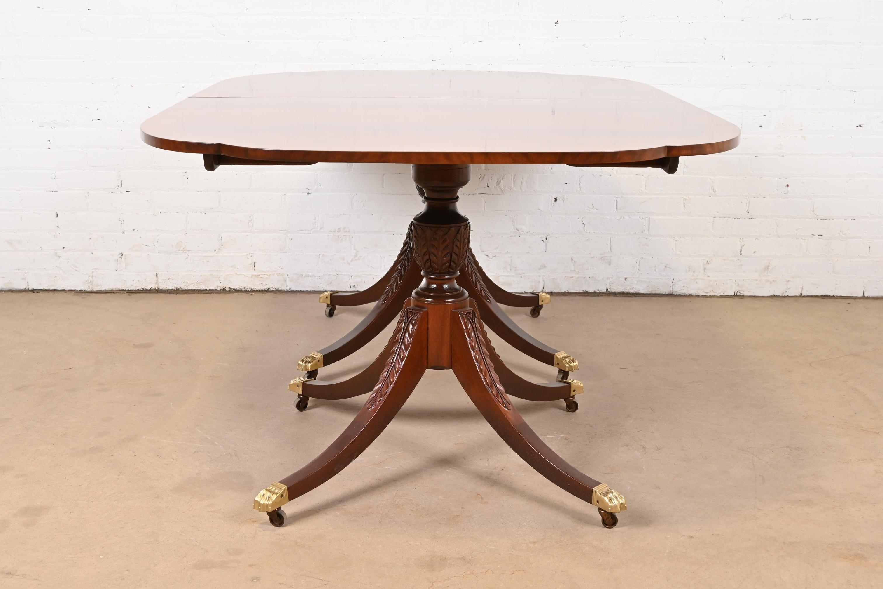 Baker Furniture Mesa de comedor histórica de caoba georgiana con bandas de Charleston en venta 3