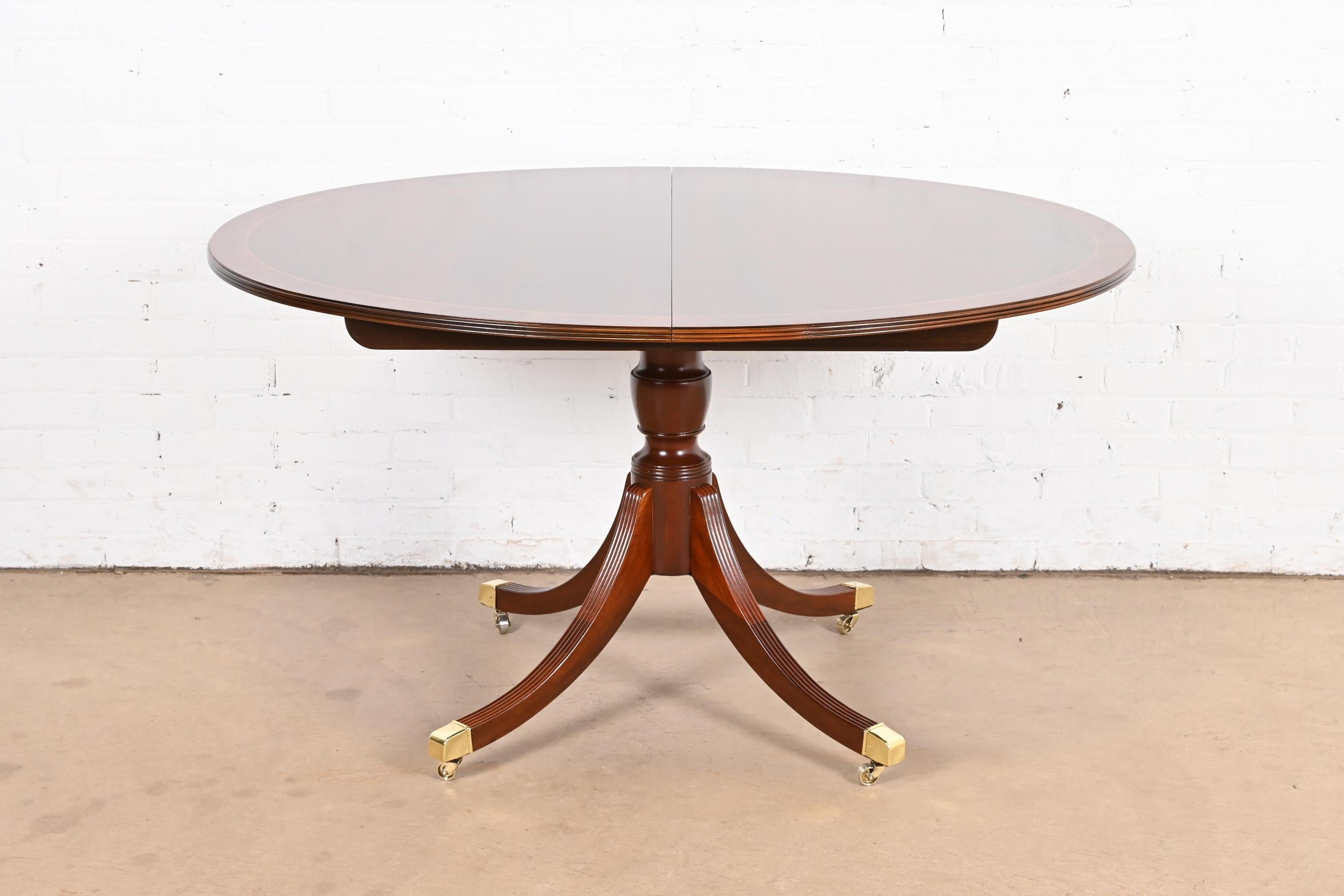 Una excepcional mesa de comedor con pedestal de estilo Georgiano o Regencia

De Baker Furniture, Colección 