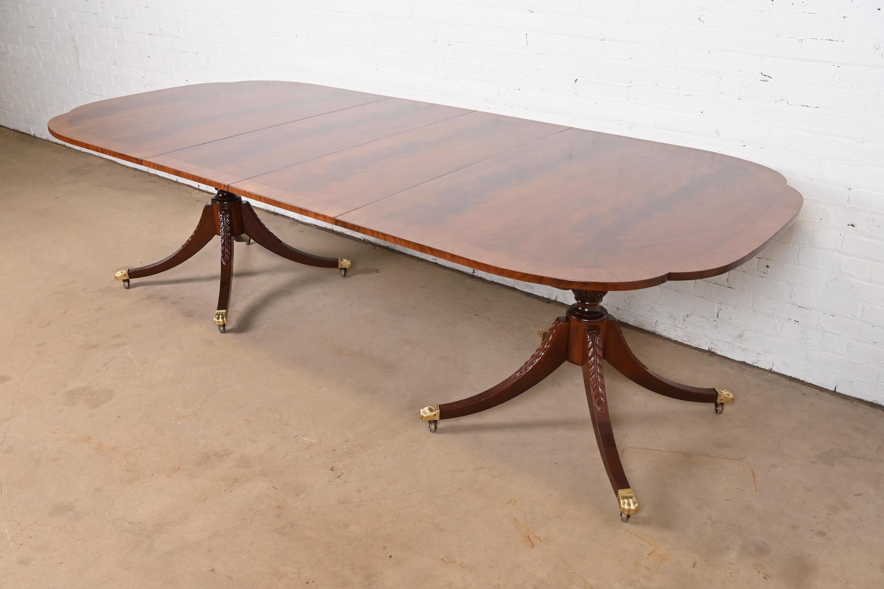 Una excepcional mesa de comedor extensible de doble pedestal de estilo Georgiano o Regencia

De Baker Furniture, 