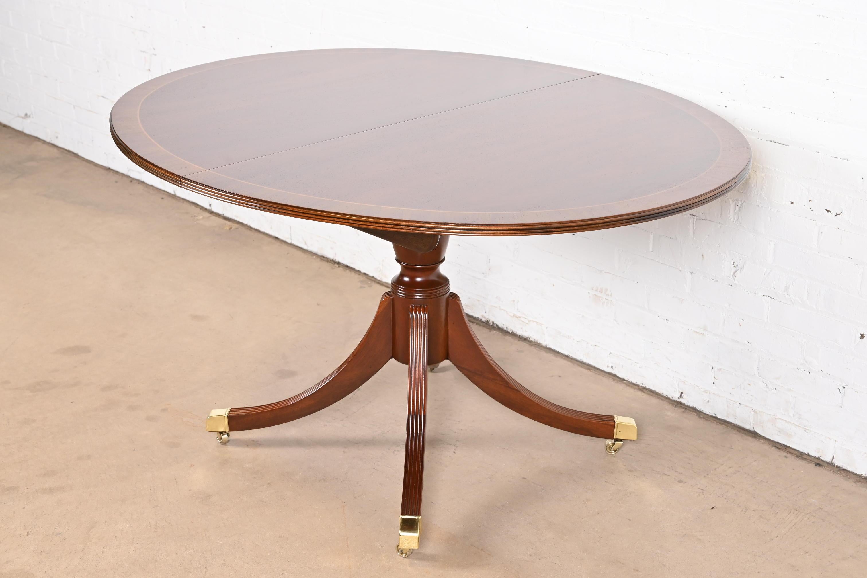 Baker Furniture Mesa de comedor histórica de caoba georgiana con bandas de Charleston Georgiano en venta