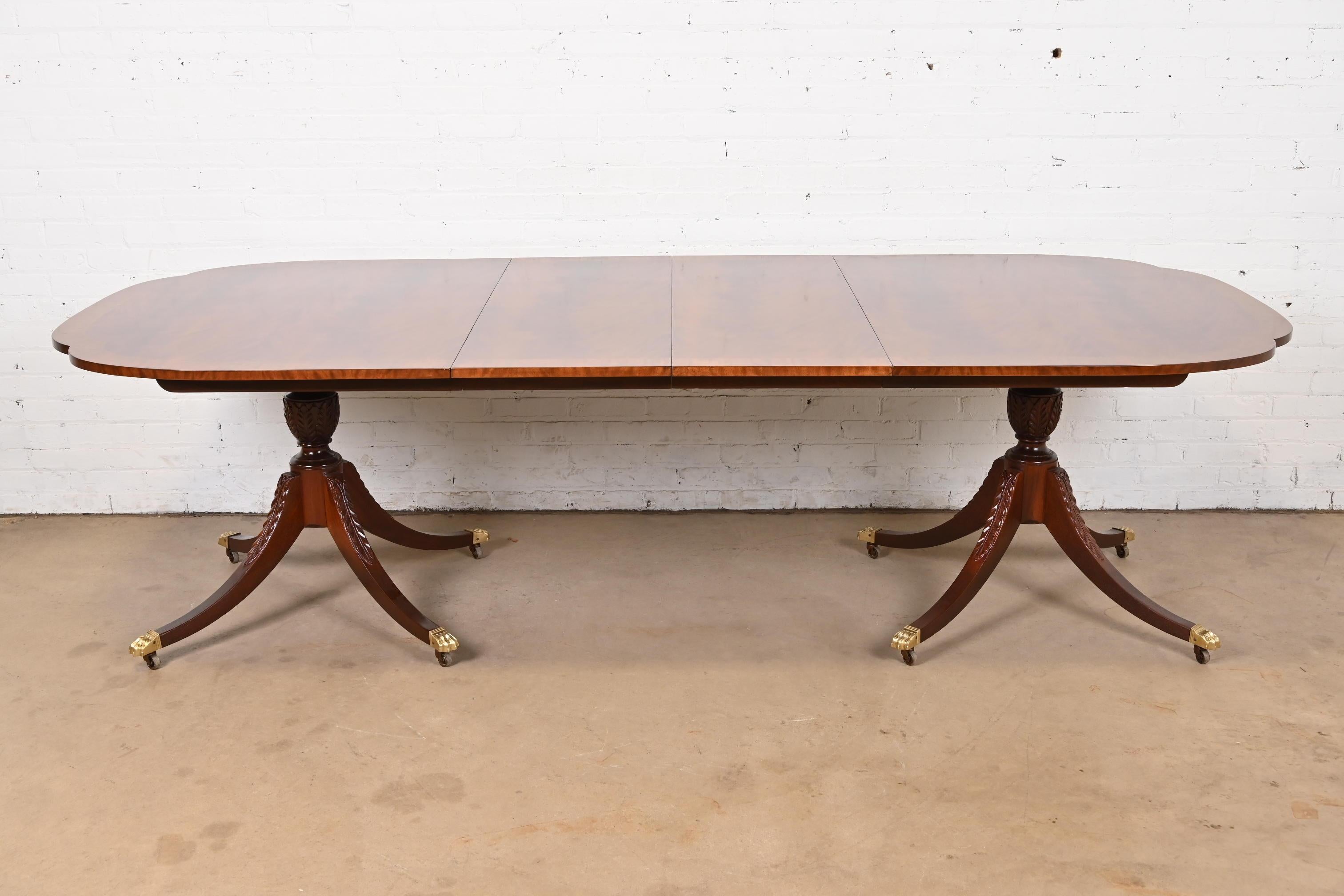 Baker Furniture Mesa de comedor histórica de caoba georgiana con bandas de Charleston Estadounidense en venta