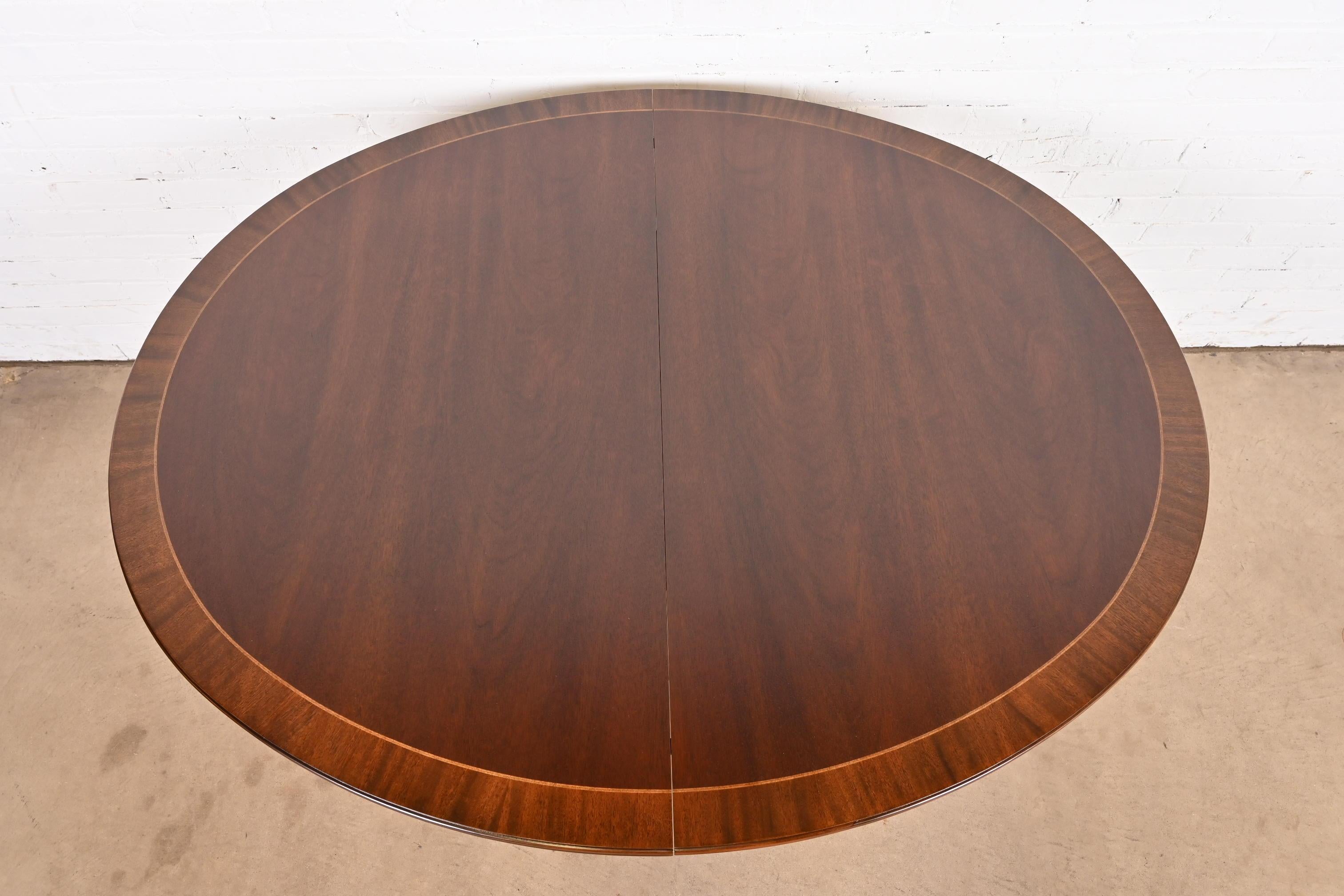 Baker Furniture Mesa de comedor histórica de caoba georgiana con bandas de Charleston finales del siglo XX en venta