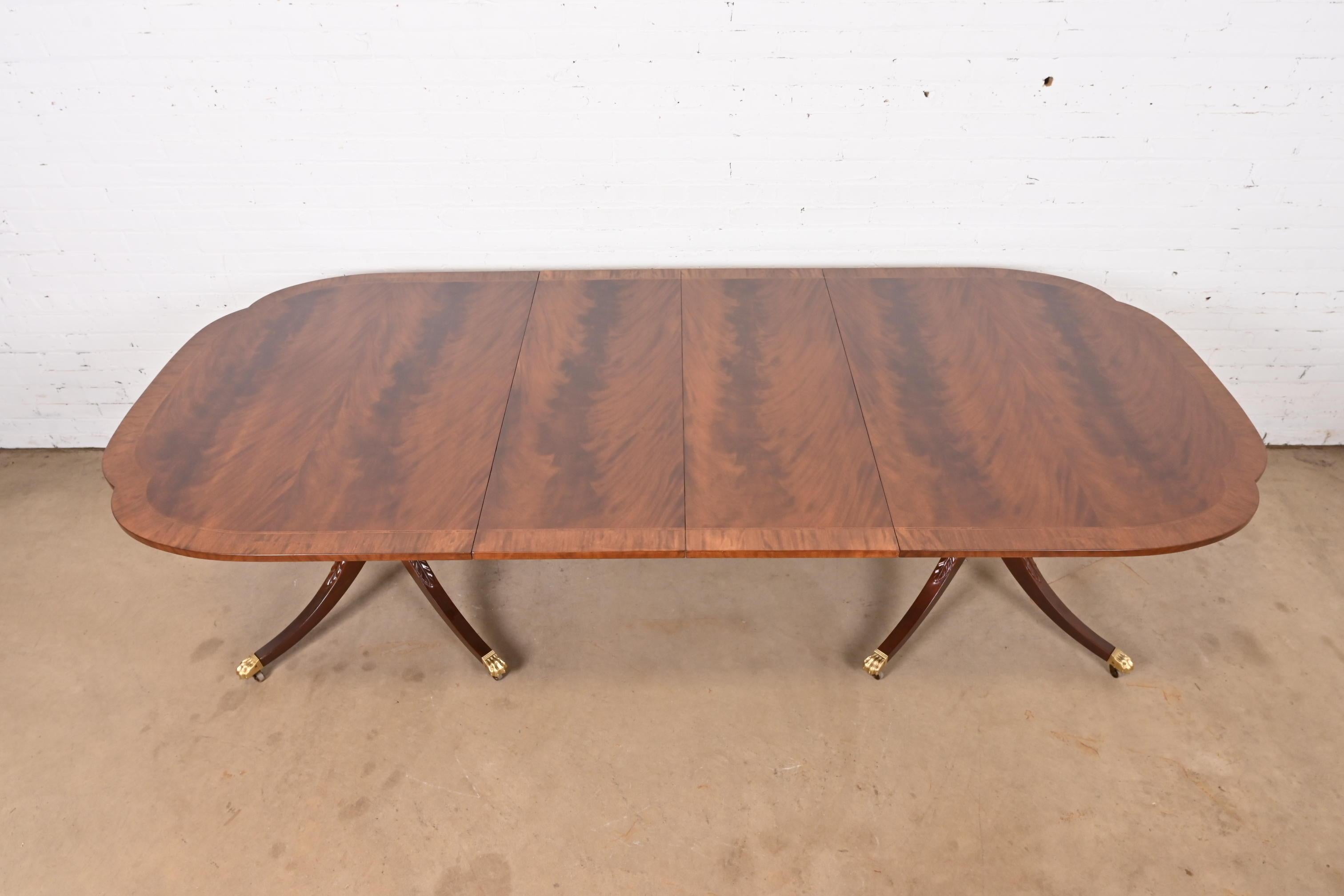 Baker Furniture Mesa de comedor histórica de caoba georgiana con bandas de Charleston finales del siglo XX en venta